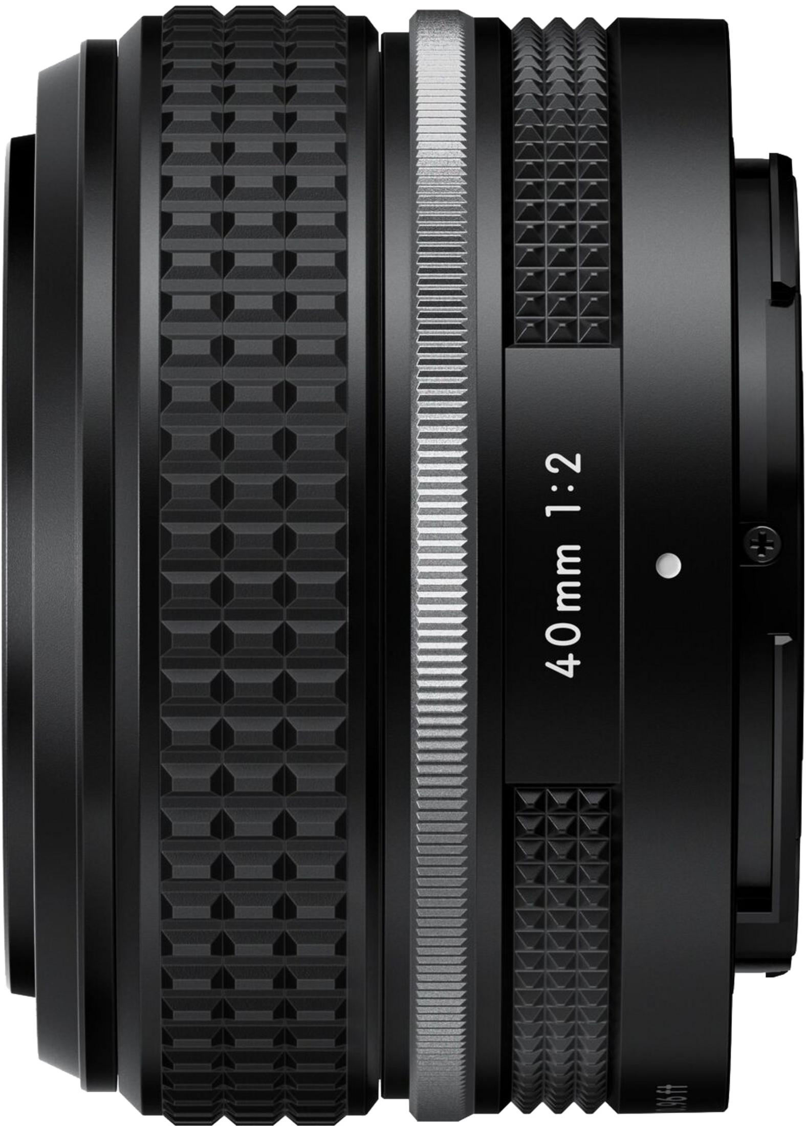 40 mm 1:2 işaretli siyah kamera lensinin yakın çekimi.