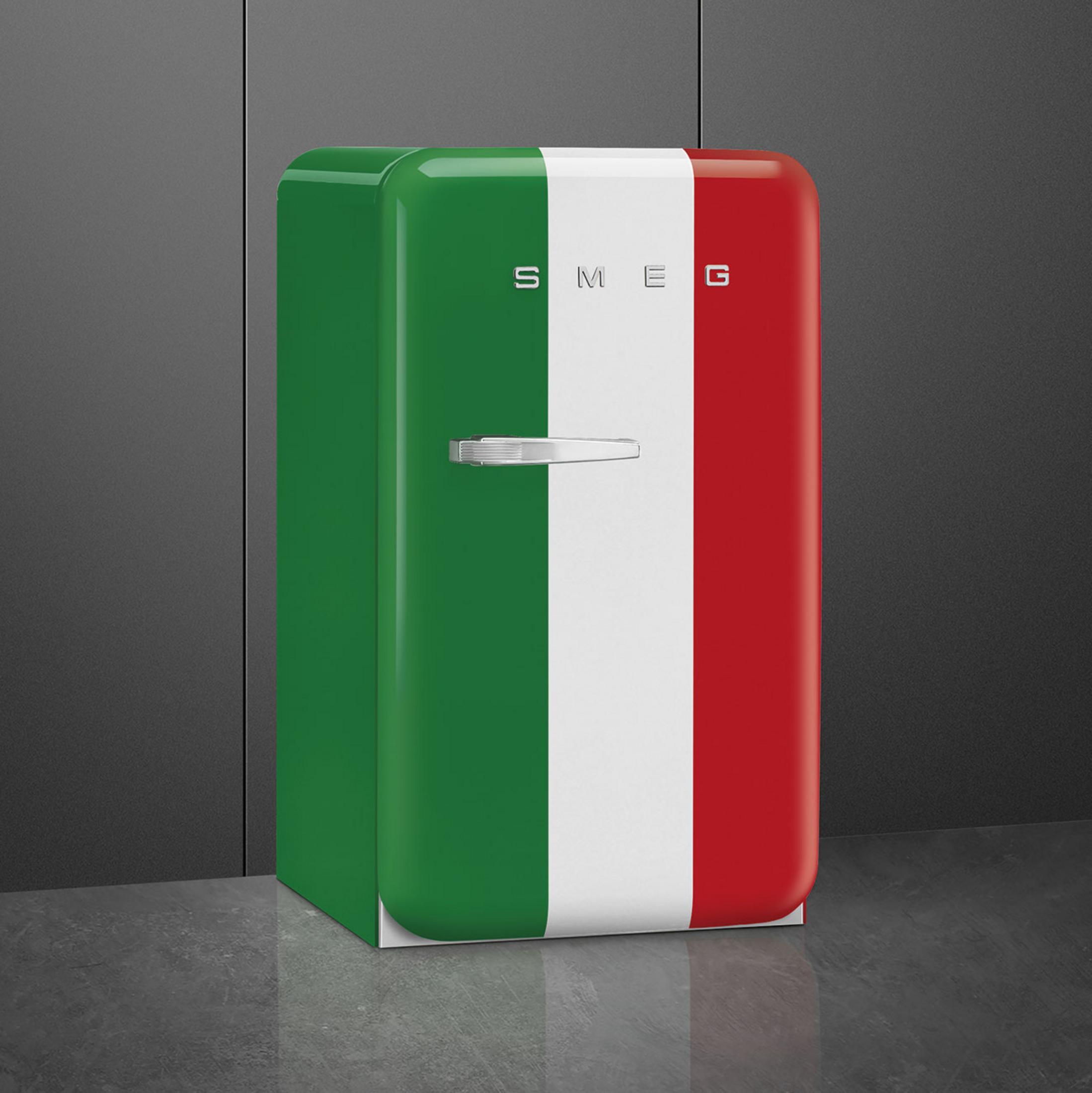 Ein Kühlschrank in den Farben der italienischen Flagge steht auf einem dunklen Boden.