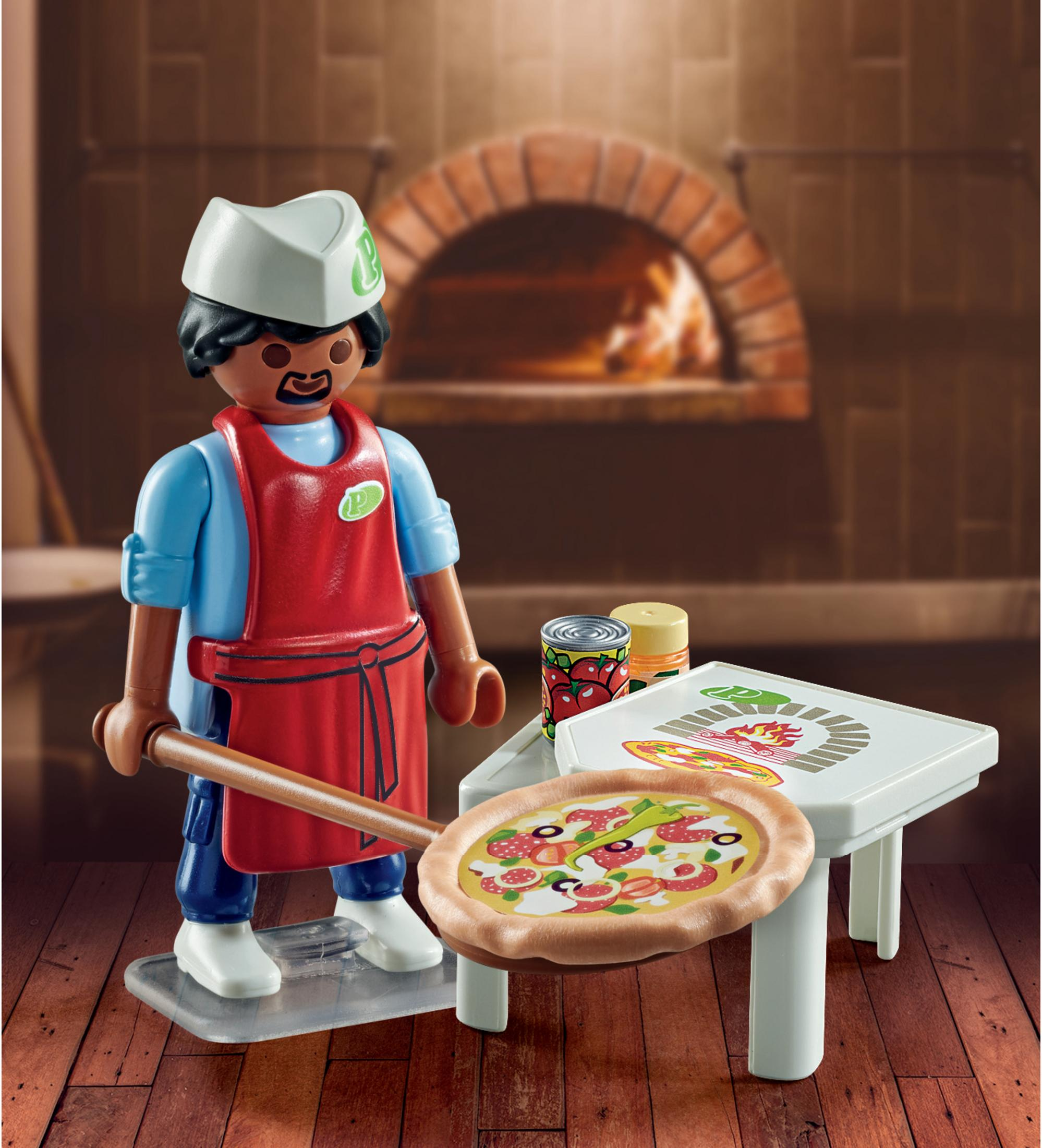 Ein Playmobil-Koch mit roter Schürze hält Pizzaschaufel vor Steinofen.