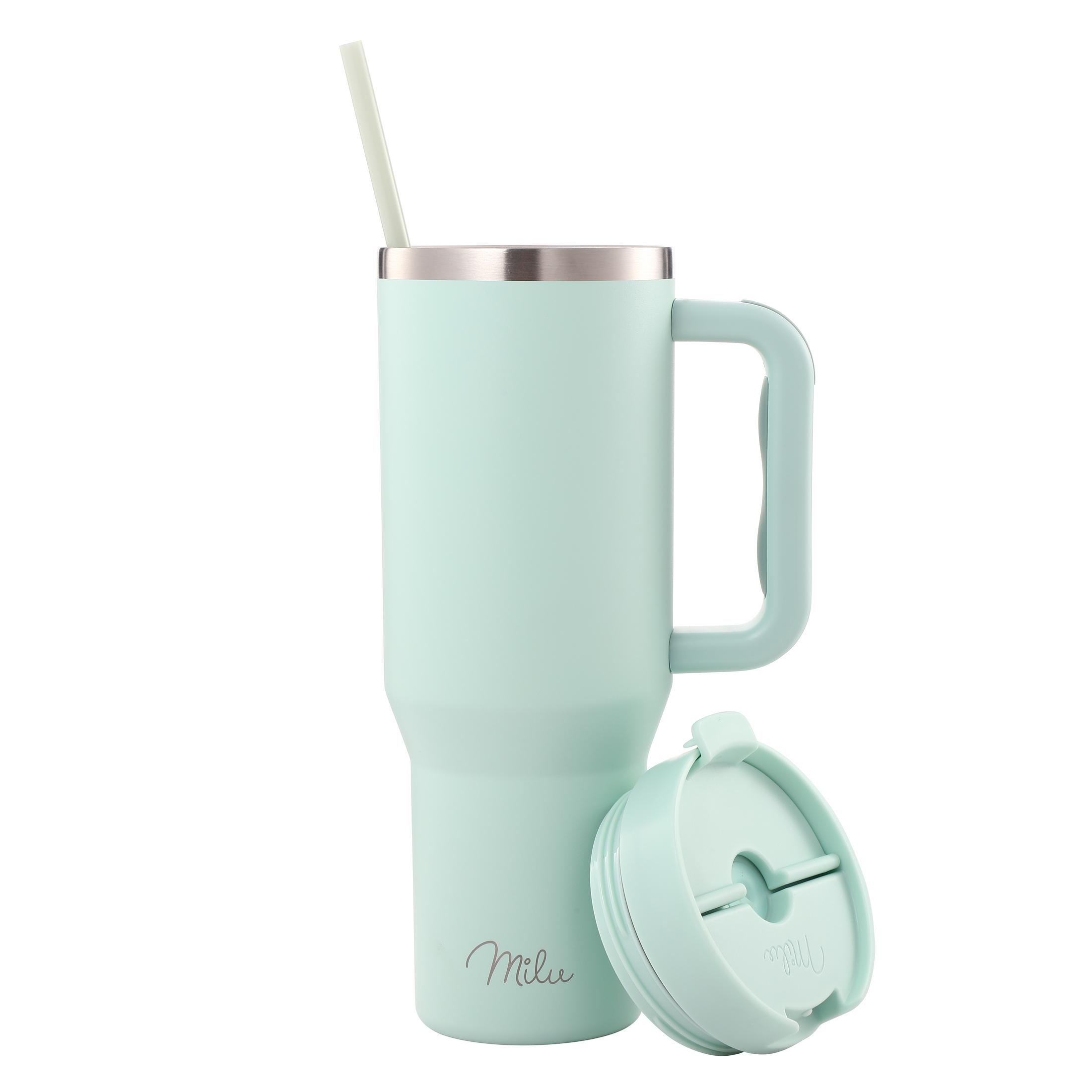 Ein mintgrüner Trinkbecher mit Griff und Strohhalm, daneben ein offener Deckel.