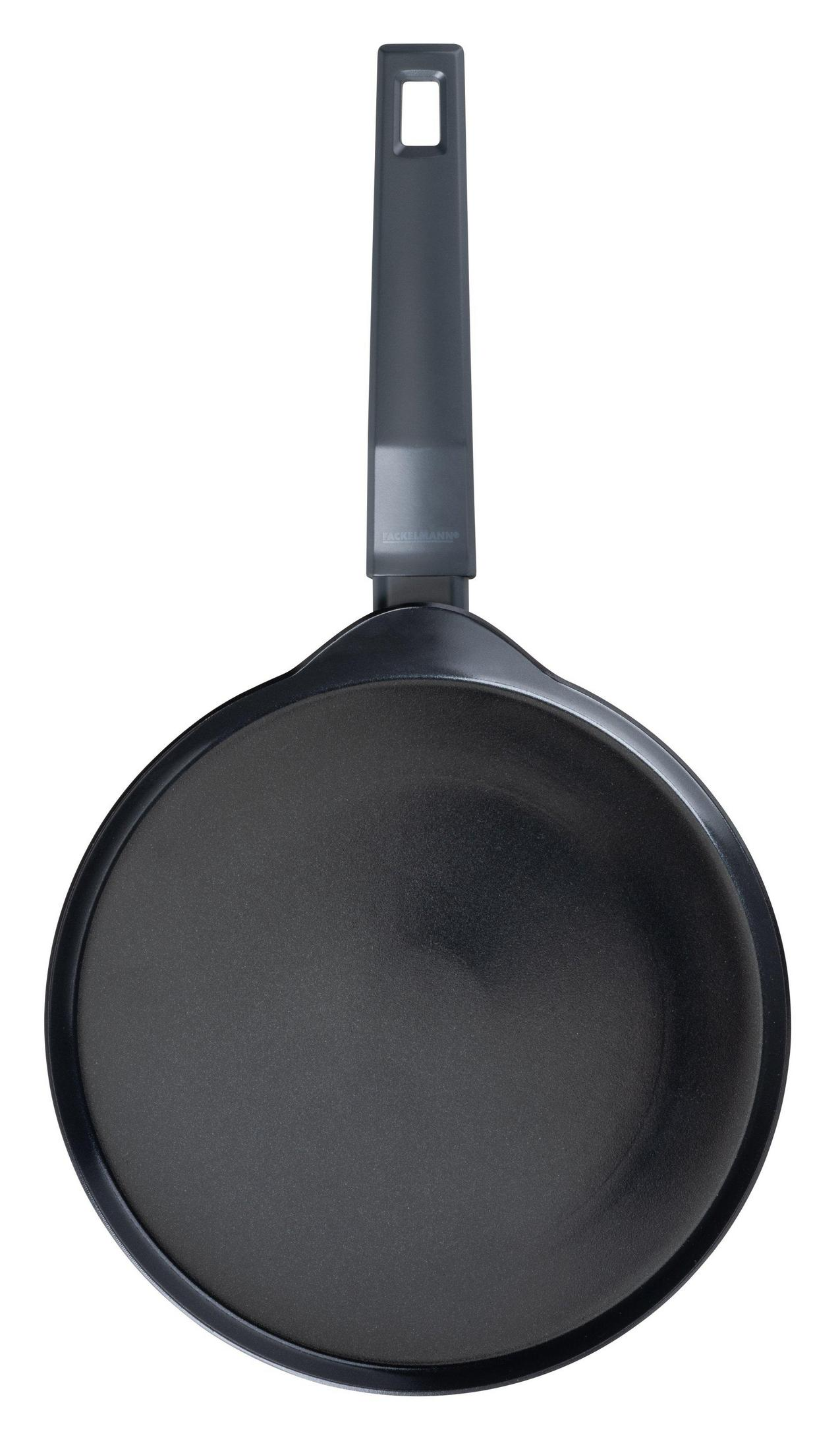 Eine schwarze Crêpe-Pfanne mit einem länglichen Griff und einem quadratischen Loch.