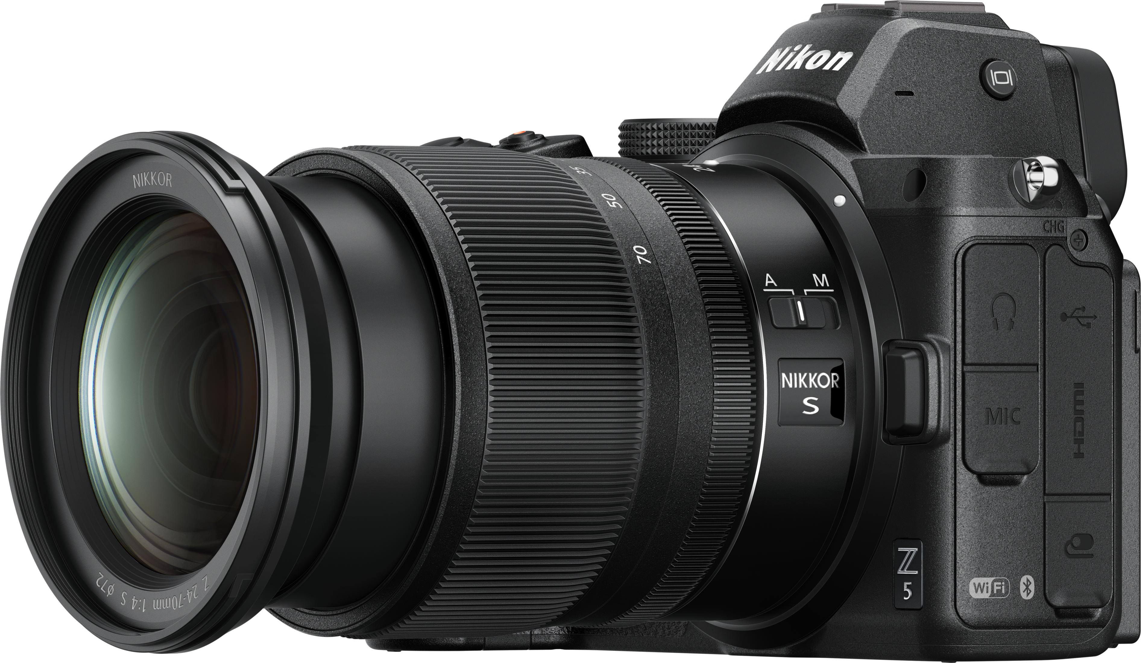 Schwarze Nikon Z 5 Kamera mit angesetztem Nikkor Z 24-70mm f/4 S Objektiv.