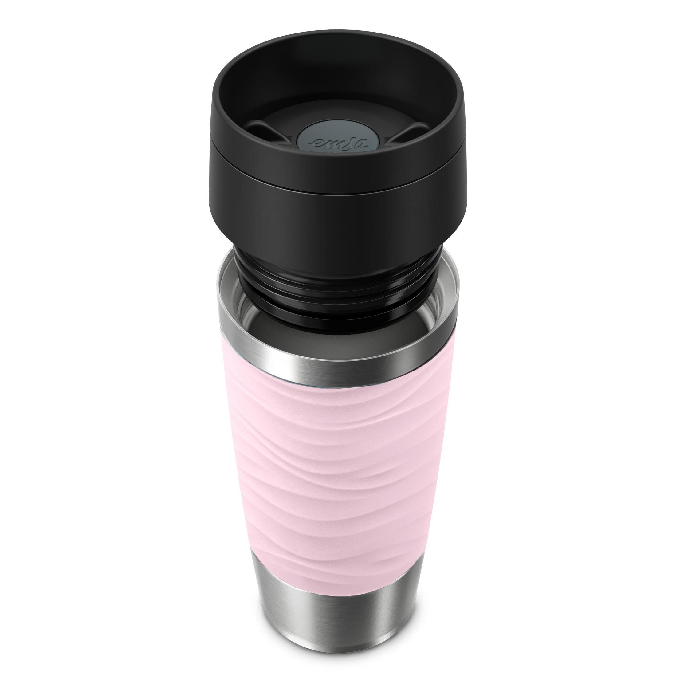 Eine rosa Thermotasse mit silbernem Boden und schwarzem Deckel.