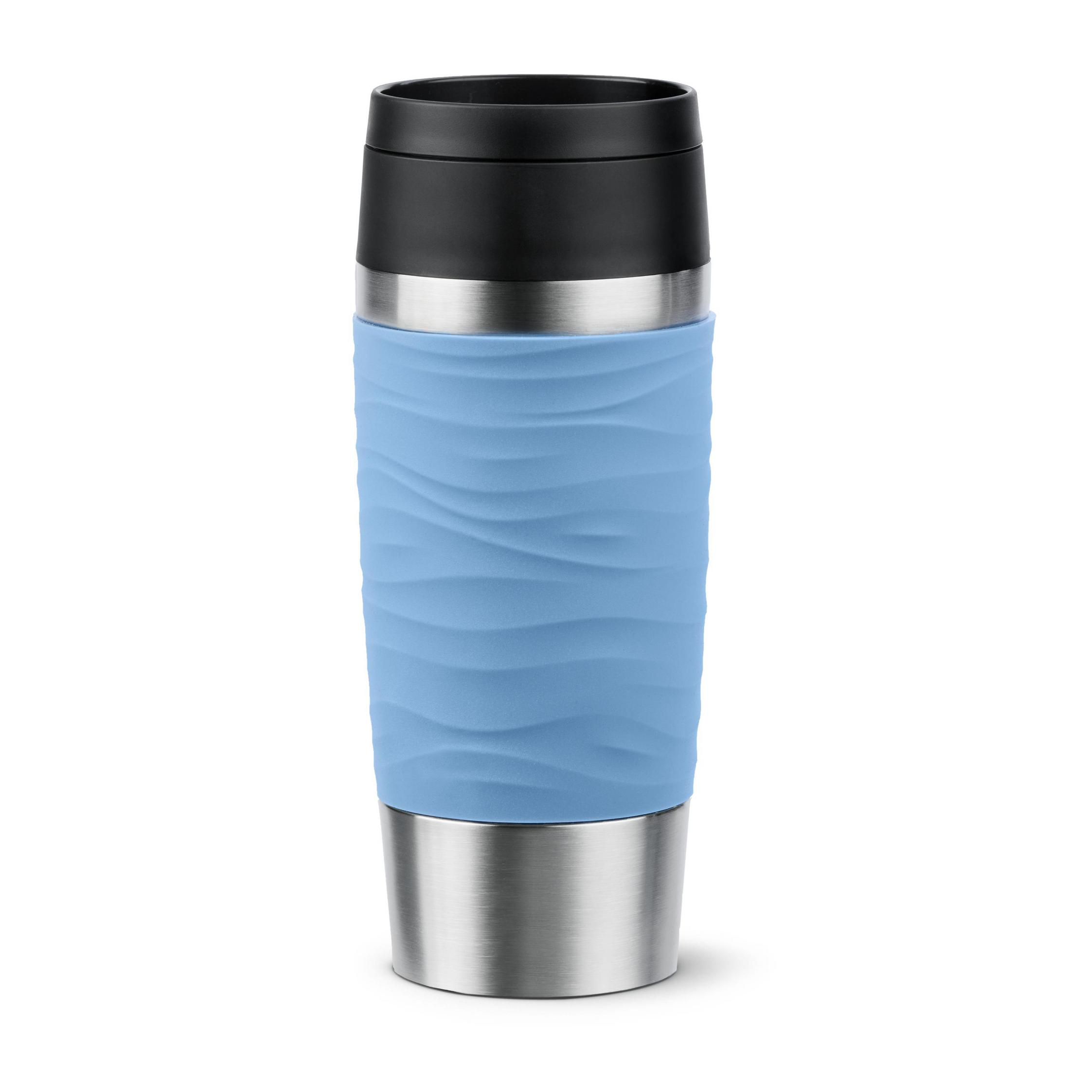 Ein blauer Thermobecher mit silbernem Boden und schwarzem Deckel.