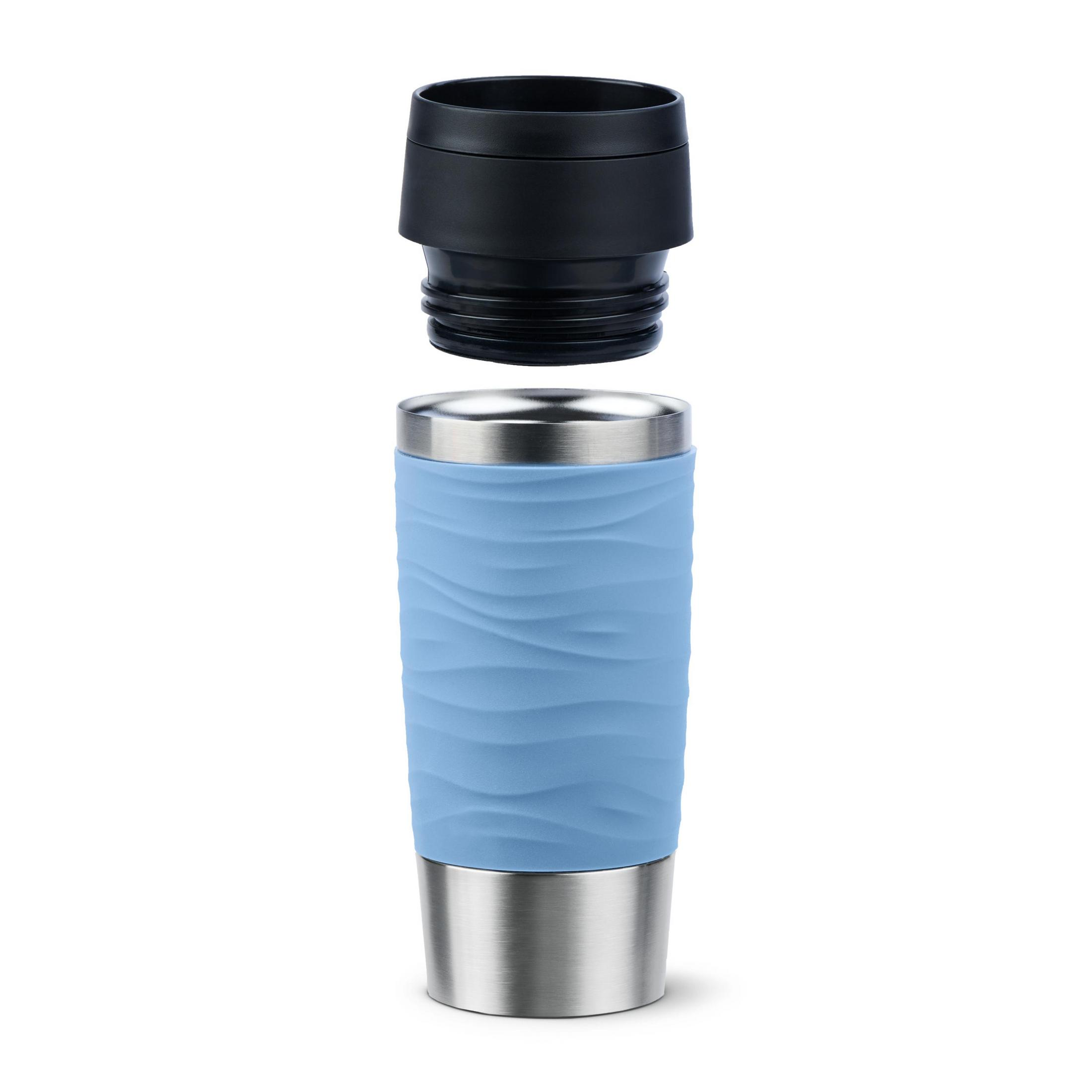 Blauer Reisebecher mit silbernem Boden und schwarzem Deckel.