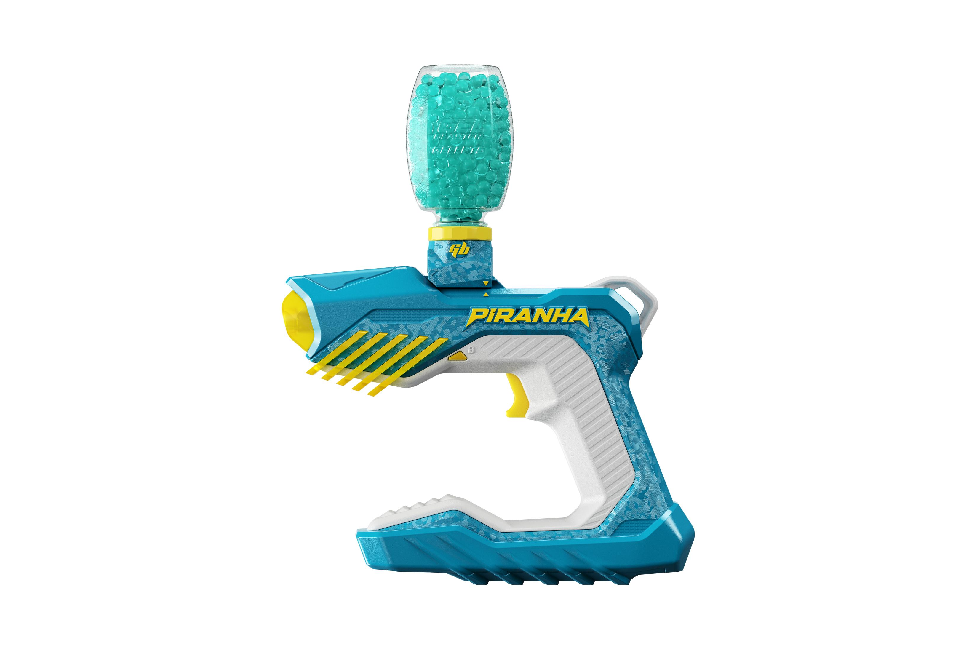 Blaue und weiße Wasserpistole mit durchsichtigem Behälter voller türkiser Kugeln.