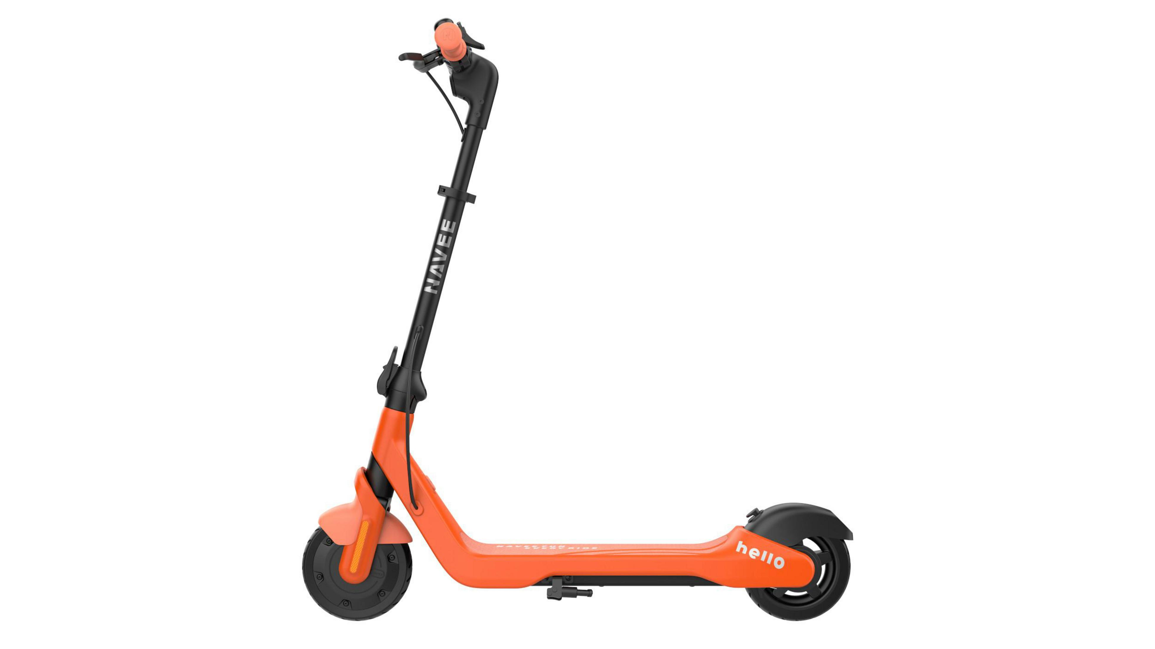 Ein orangefarbener Elektroroller mit schwarzen Akzenten steht auf weißem Hintergrund.