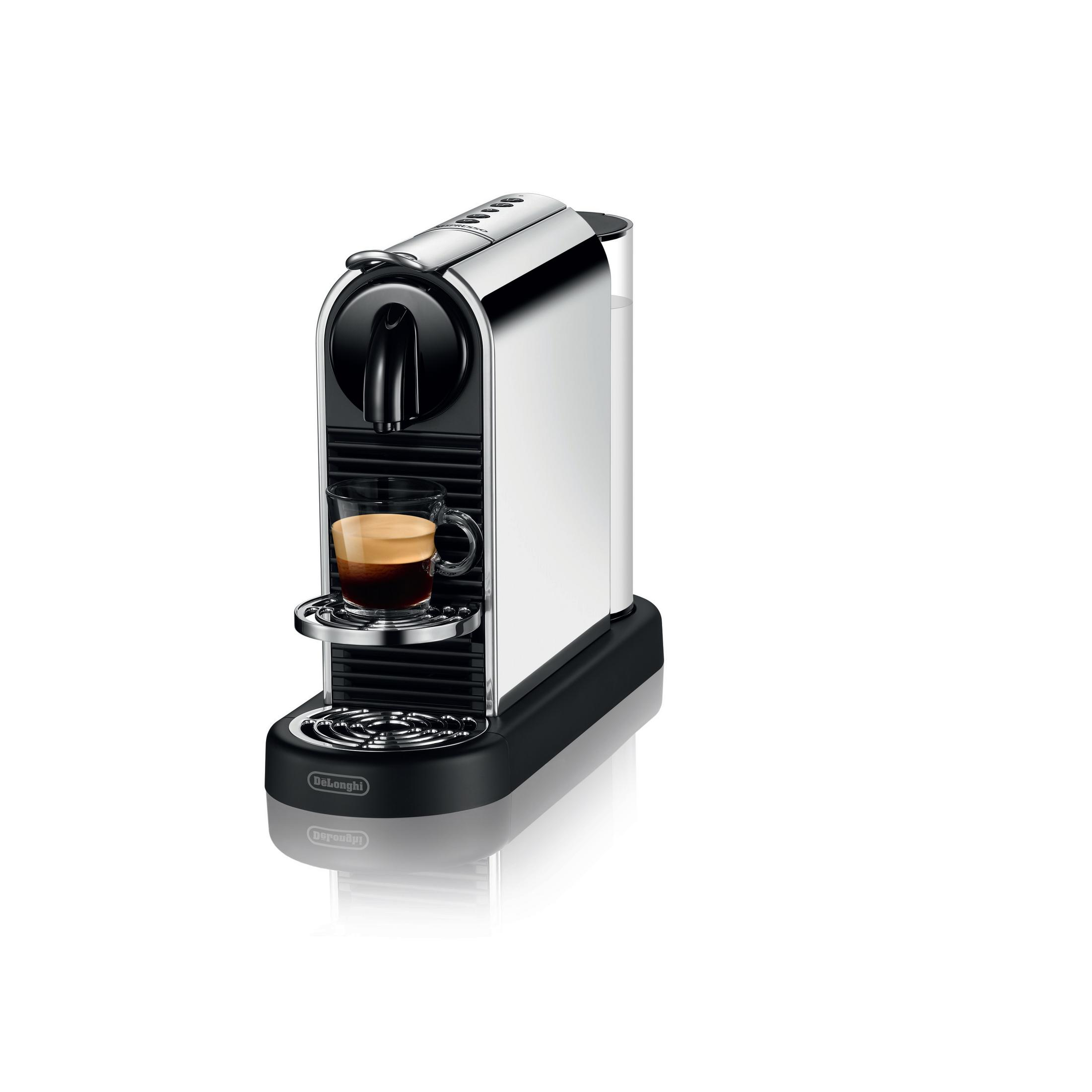 Una macchina da caffè argento e nero con una tazza di espresso.