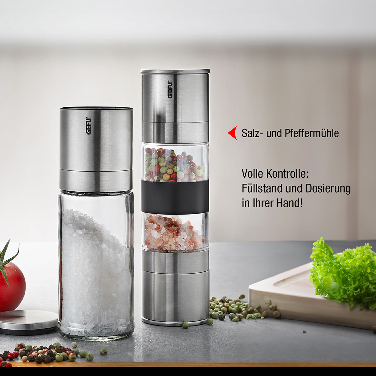 Zwei GEFU Salz- und Pfeffermühlen aus Edelstahl und Glas mit verschiedenen Gewürzen.