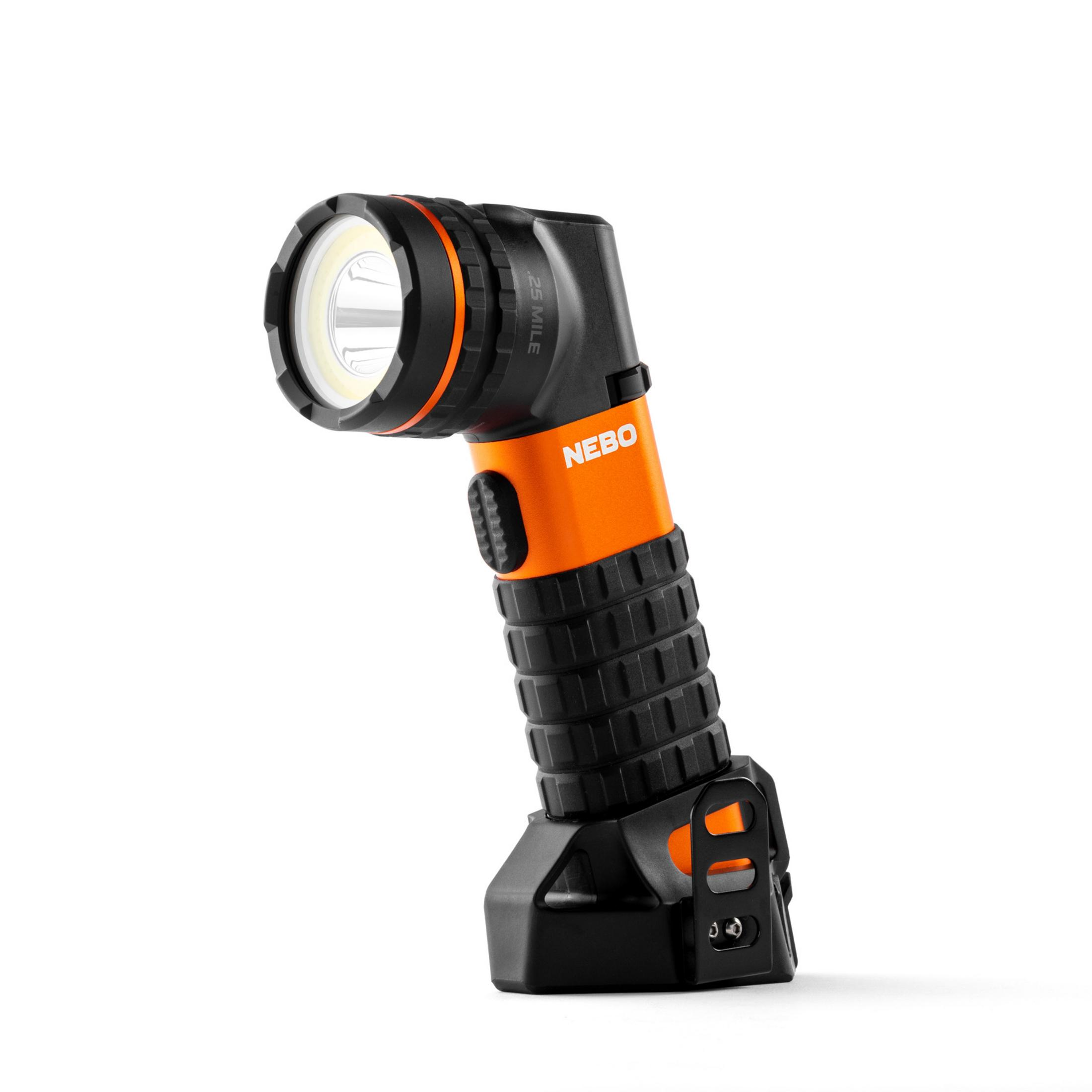 Eine orange-schwarze Nebo-Taschenlampe mit abgewinkeltem Kopf steht auf weißem Grund.