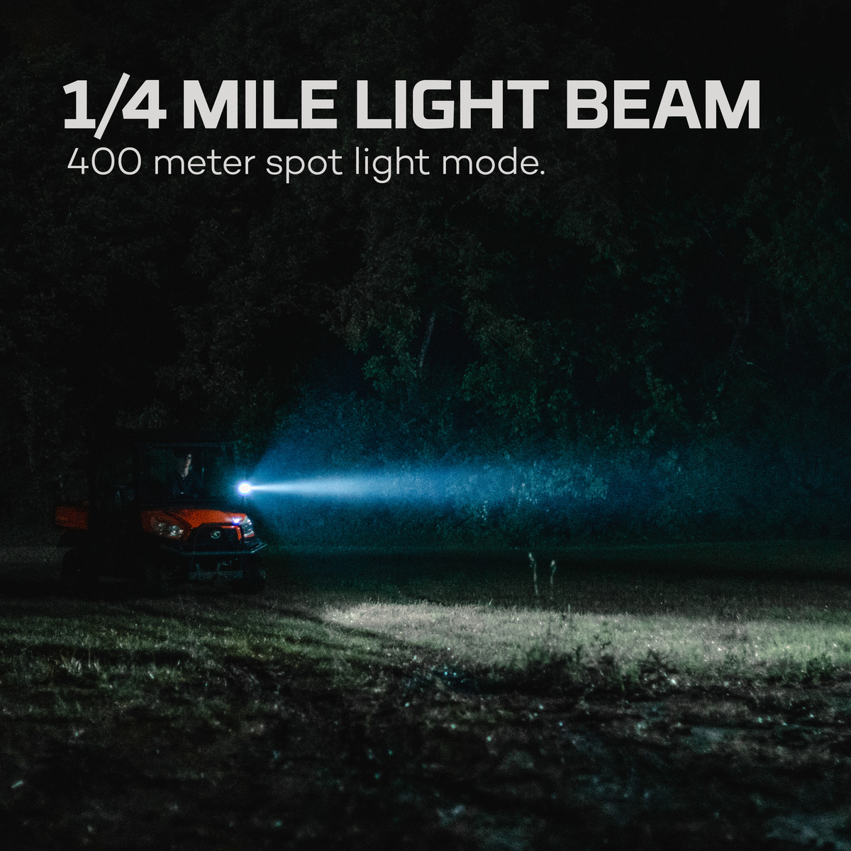 Orange UTV bei Nacht mit einem hellen 1/4-Meilen-Lichtstrahl, der die Dunkelheit erhellt.
