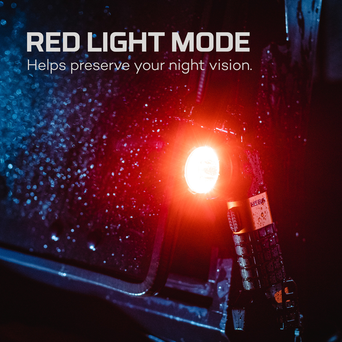 Rotes Licht leuchtet auf einem dunklen, nassen Hintergrund mit Text.
