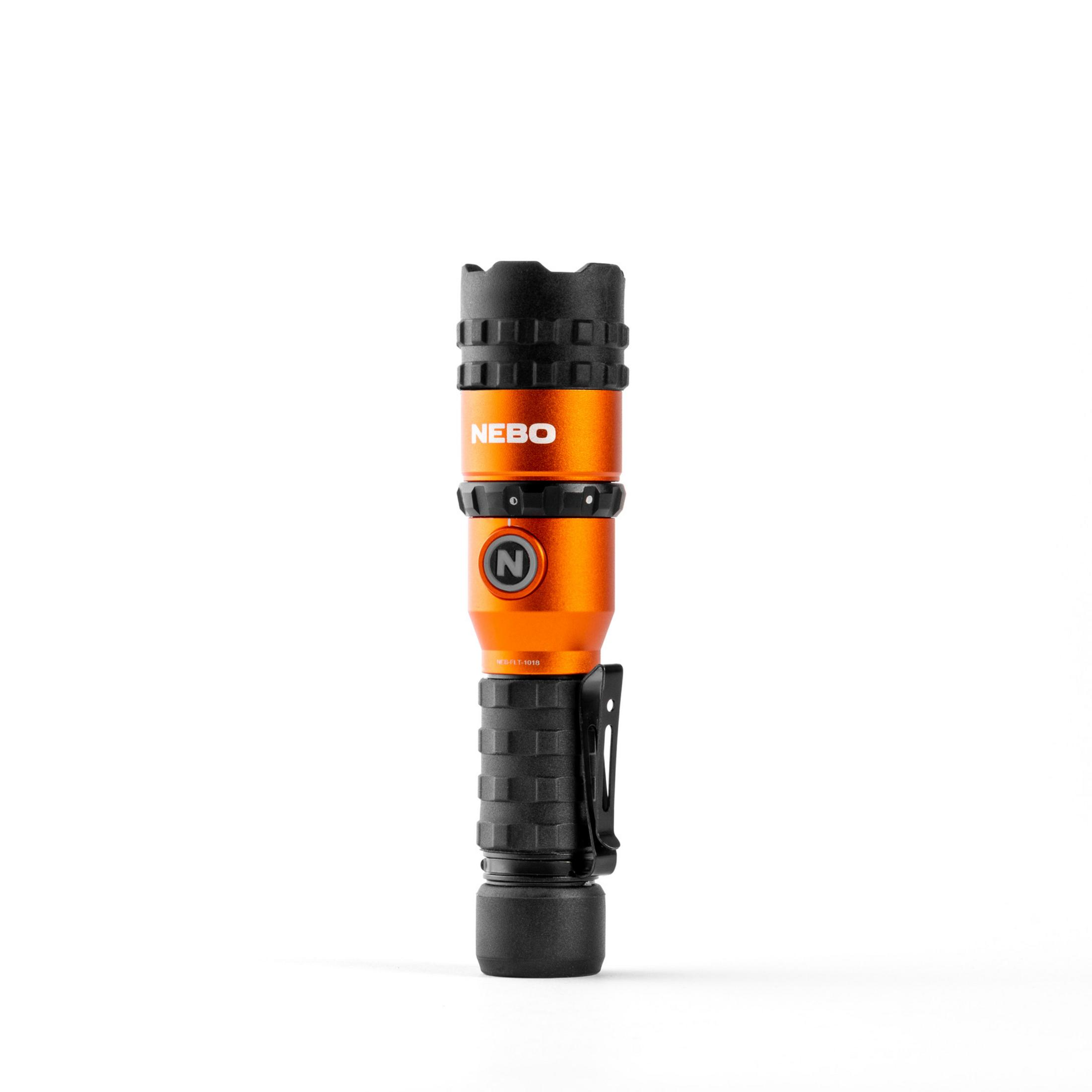 Eine orangefarbene NEBO-Taschenlampe mit schwarzem Griff und Clip, auf weißem Hintergrund.