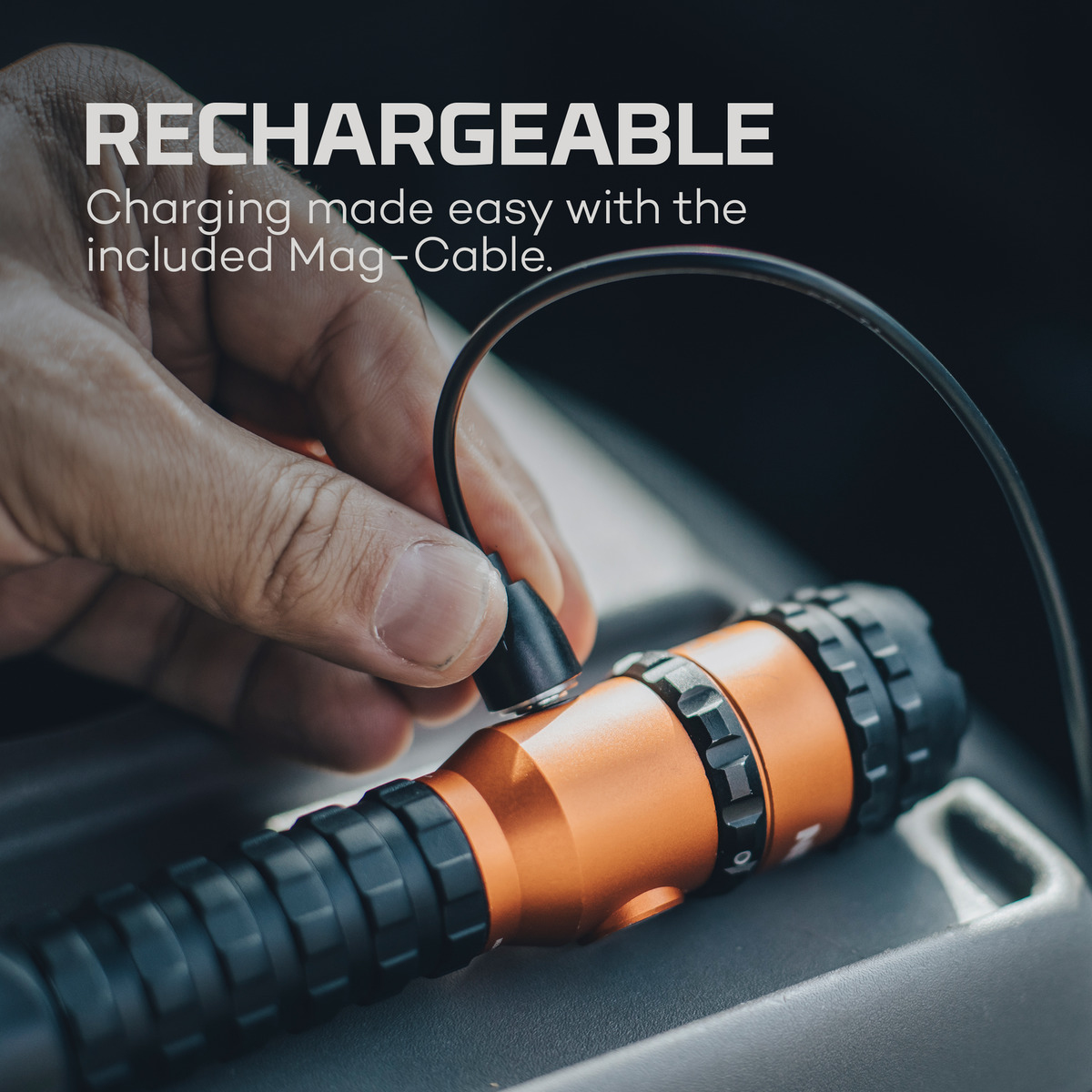 Orange Taschenlampe wird über ein Mag-Kabel aufgeladen.