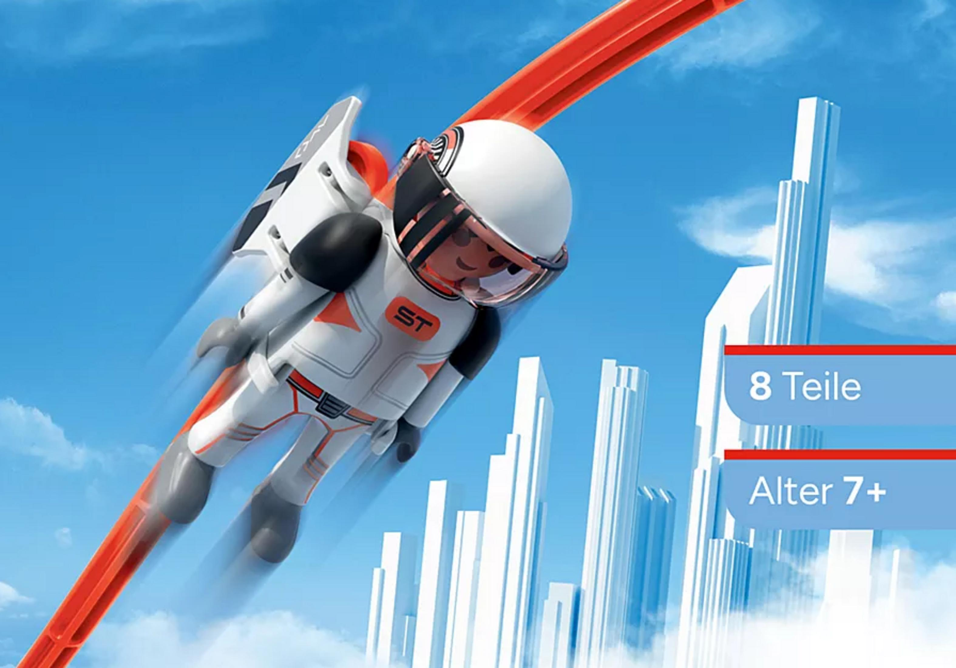 Ein Spielzeug-Astronaut mit Jetpack fliegt über eine Stadt aus weißen Türmen.