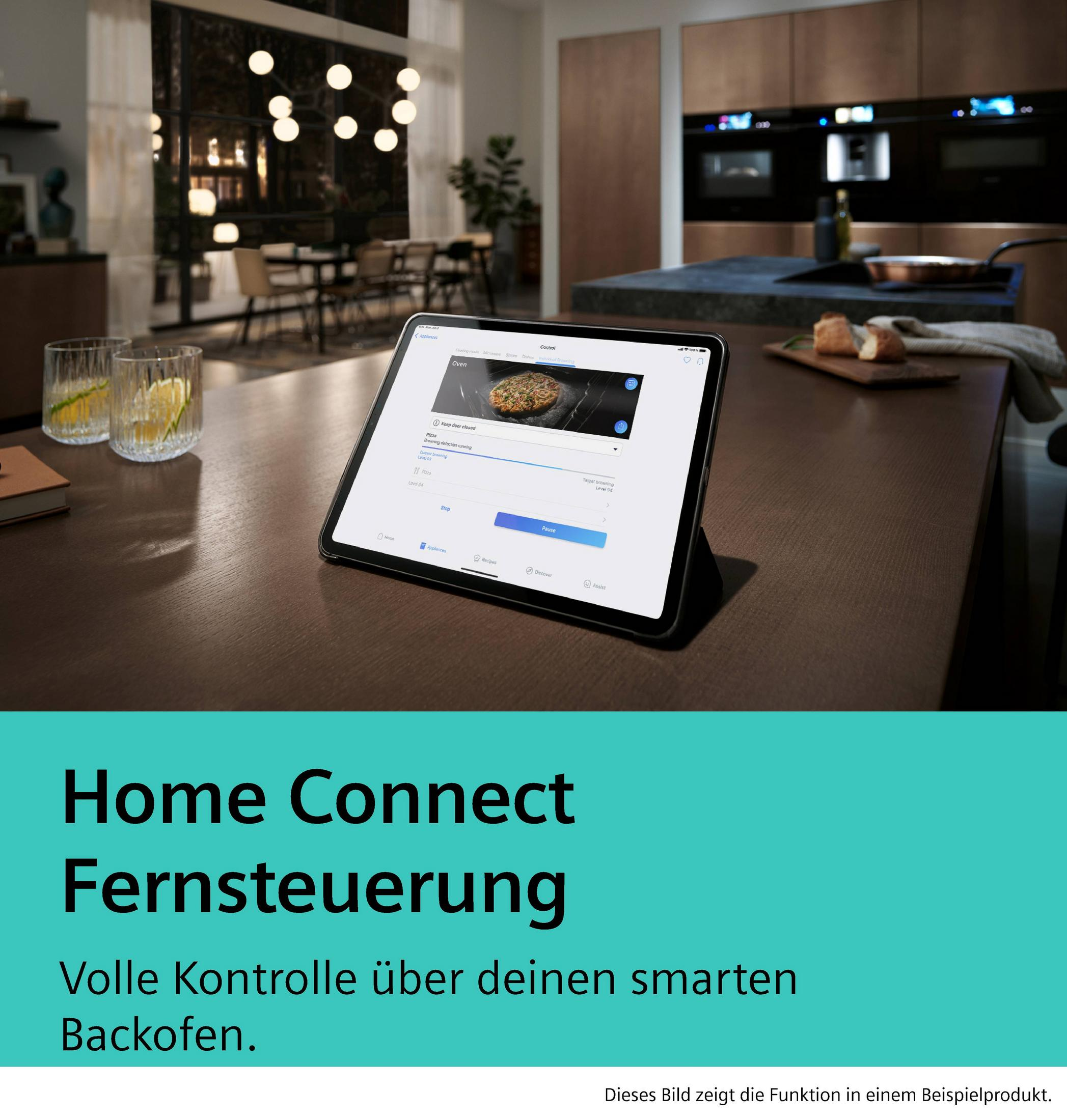 Un tablet mostra un'app forno con pizza. Una cucina sullo sfondo.