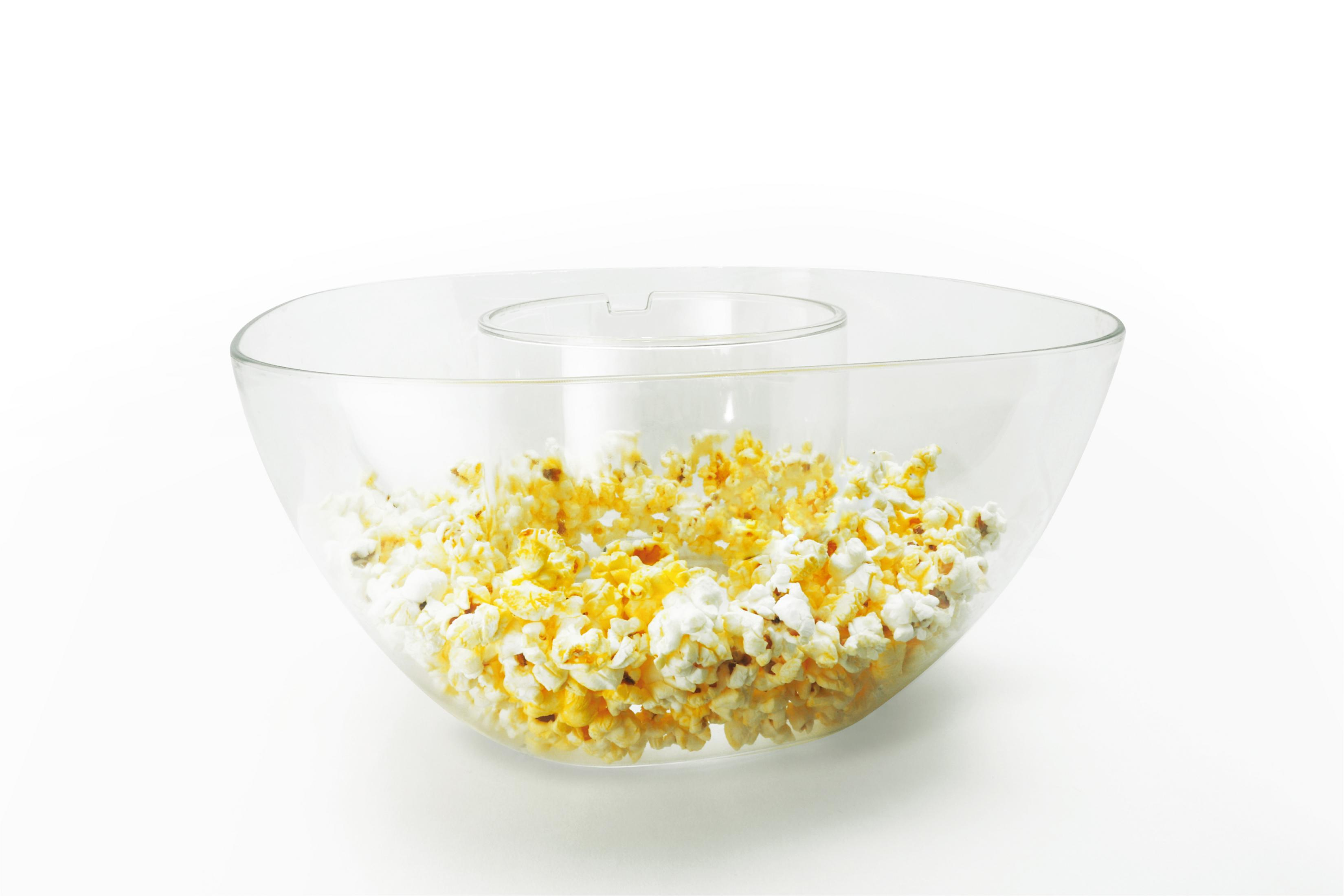 Eine durchsichtige Schüssel mit Popcorn und einem Getränkehalter.