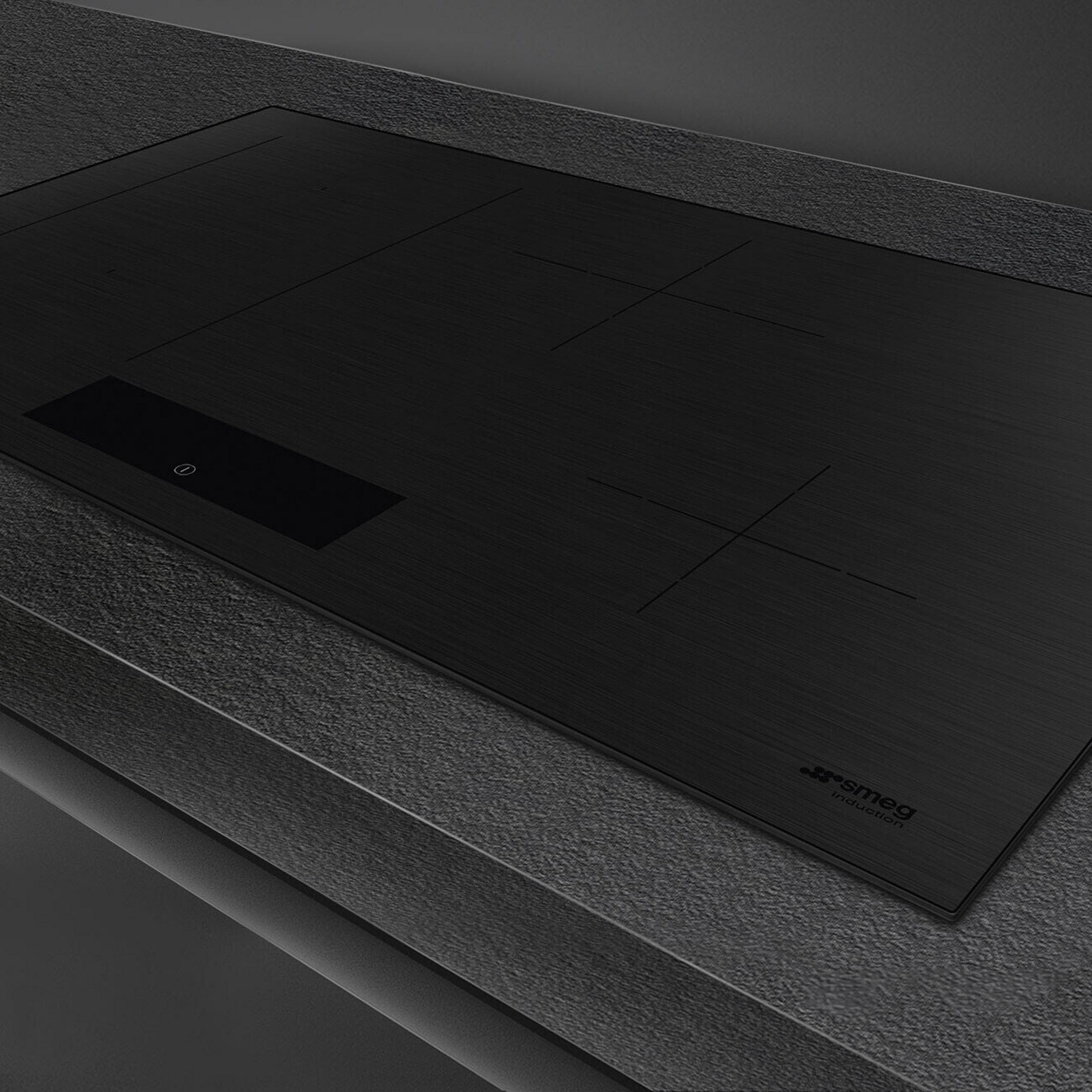 Piano cottura a induzione nero con pannello touch e marcature zone cottura.