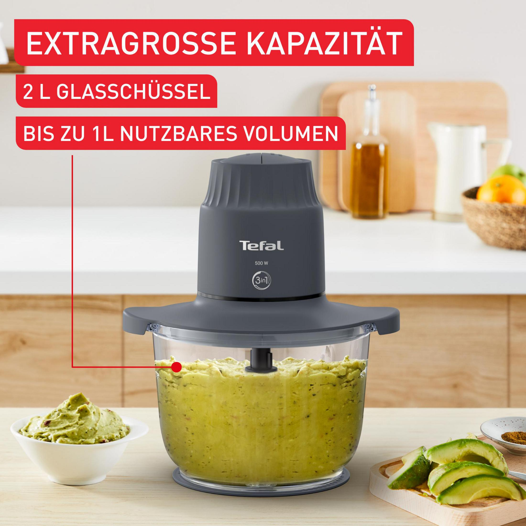 Ahşap bir masanın üzerinde koyu gri 500W mutfak robotu. Yanında avokado ezmesi kasesi.