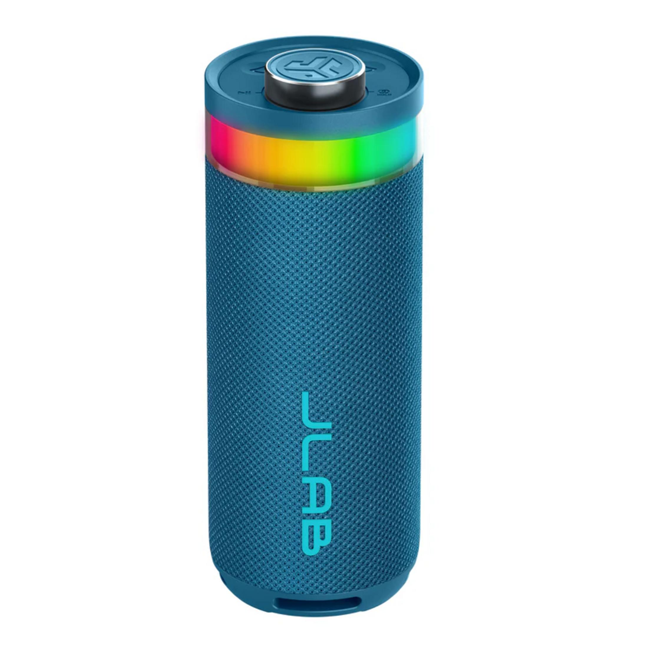 Un altoparlante cilindrico blu con LED arcobaleno e logo JL Lab.
