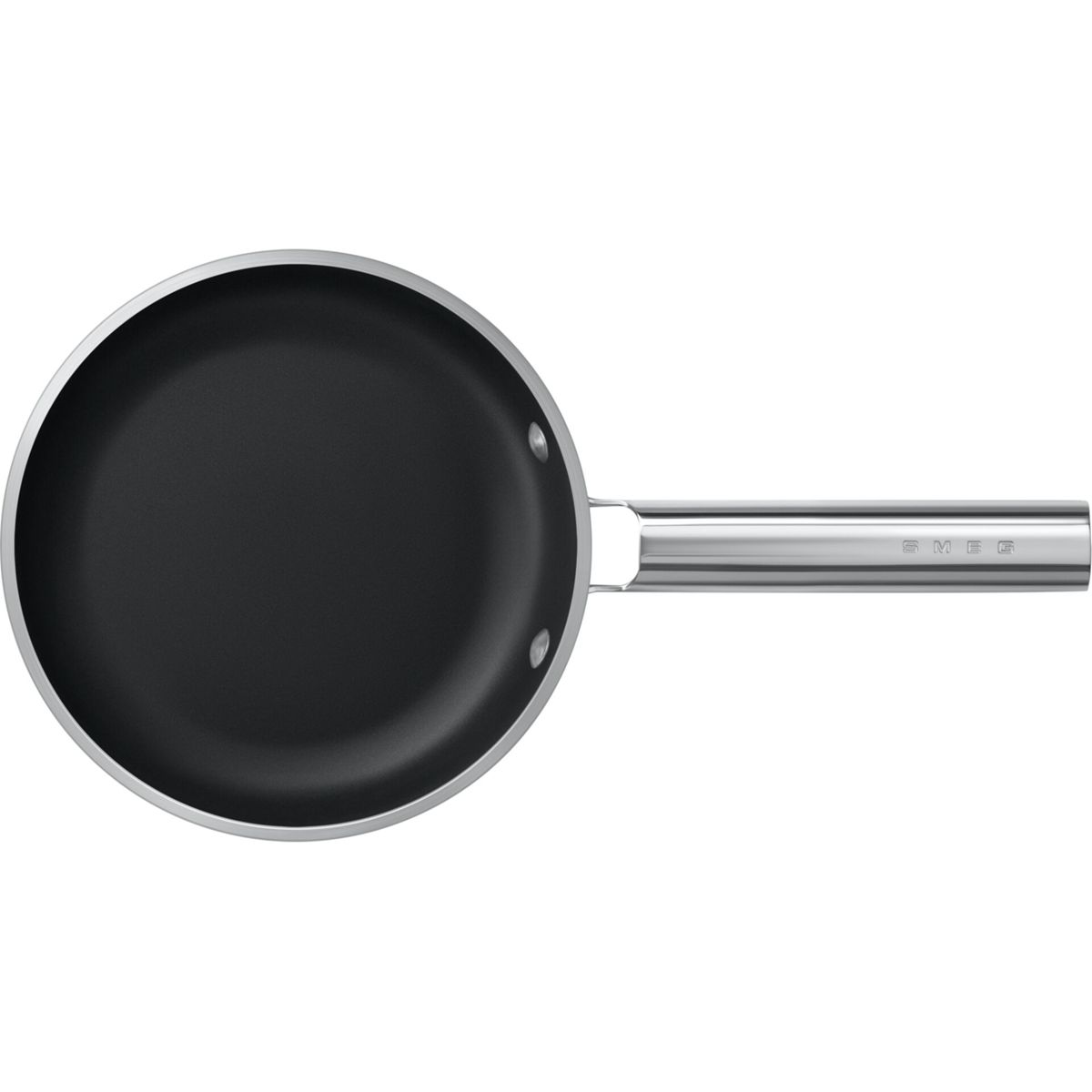 Sartén negra con mango plateado y logo SMEG, sobre fondo blanco.