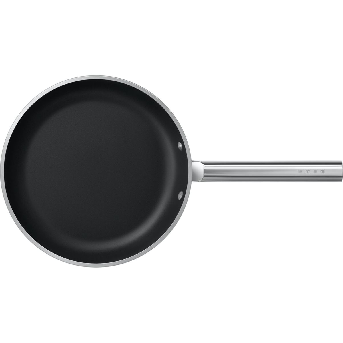 Una sartén negra con mango plateado y el logo de SMEG.