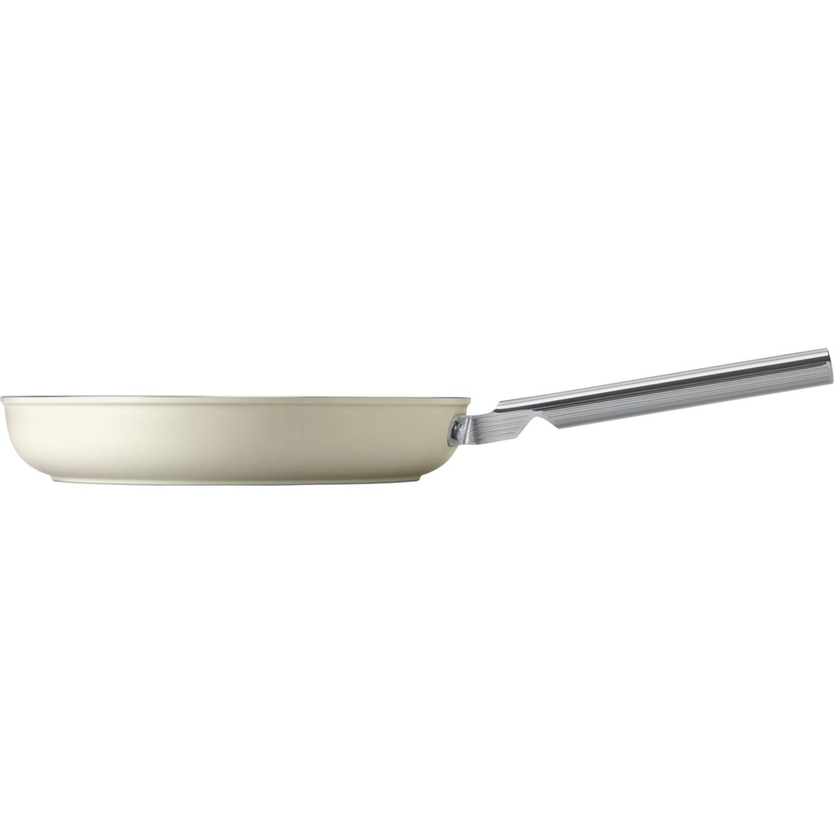 Una sartén de color crema con mango plateado sobre fondo blanco.