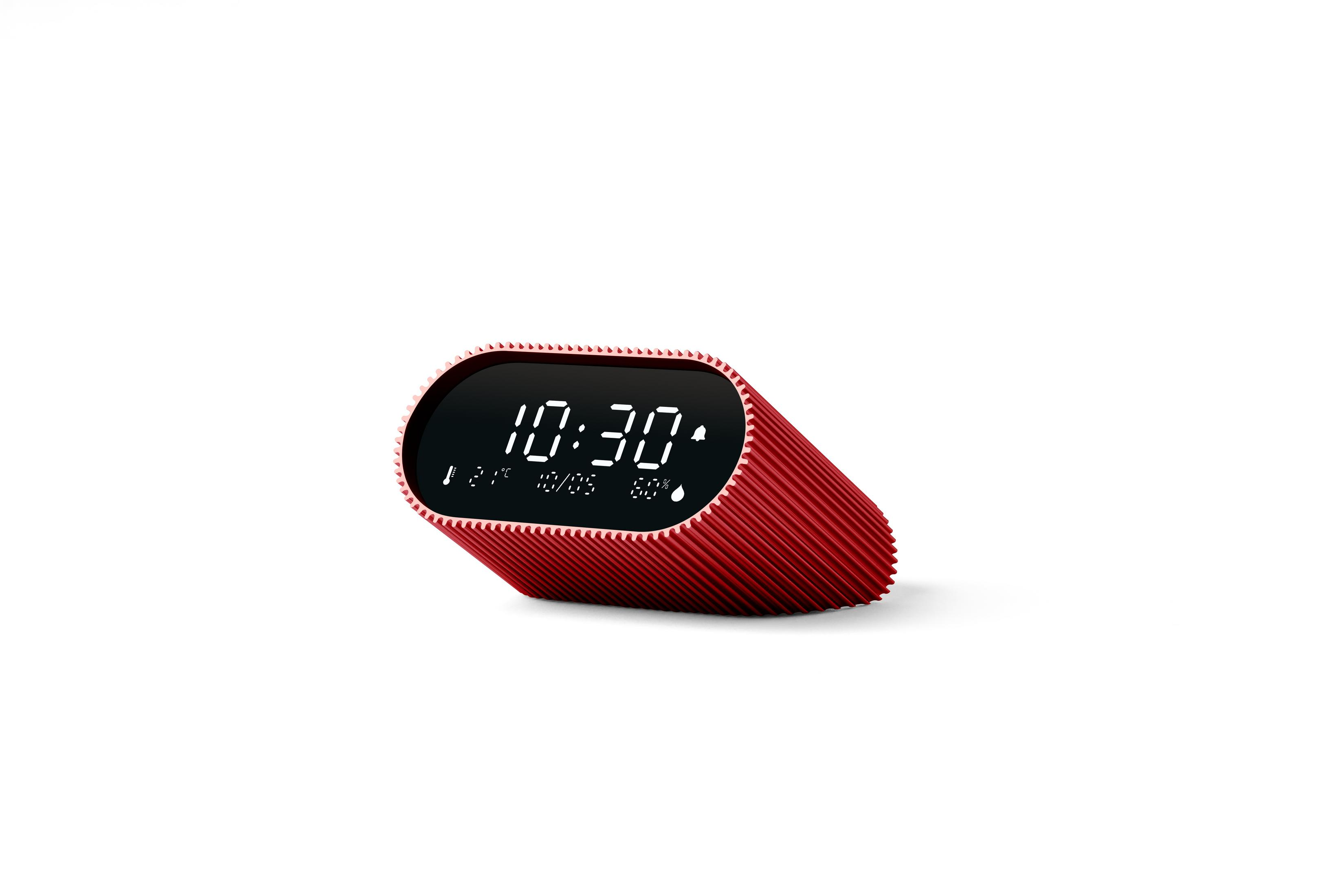 Ein roter Digitalwecker zeigt 10:30, 21°C, 10/05 und 60% Luftfeuchtigkeit an.