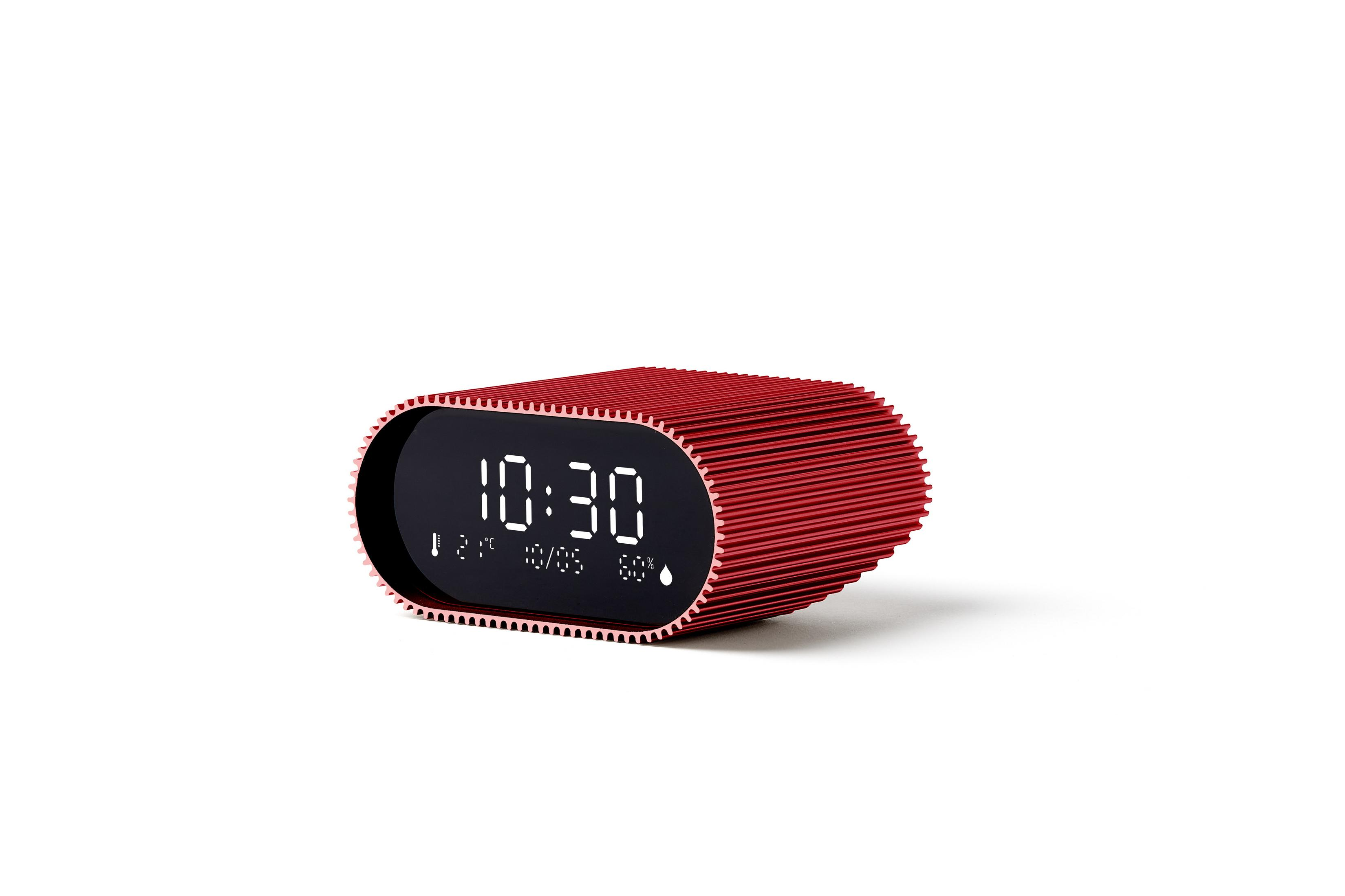 Ein roter Digitalwecker zeigt 10:30, 21°C, 10/05 und 60% Luftfeuchtigkeit an.