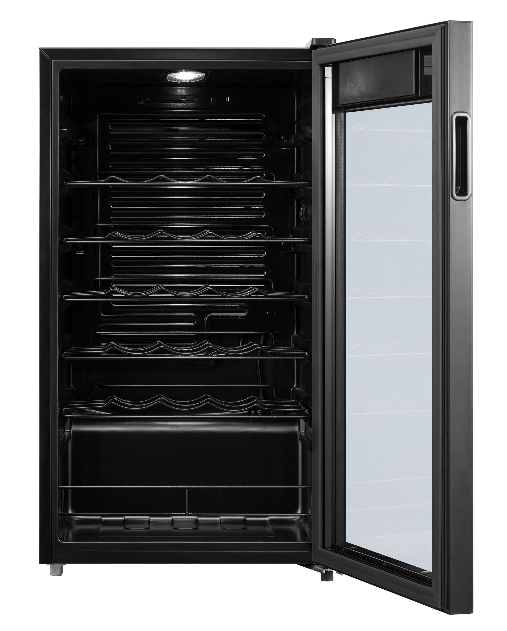 Ein schwarzer Weinkühlschrank mit offener Tür und mehreren Einlegeböden.