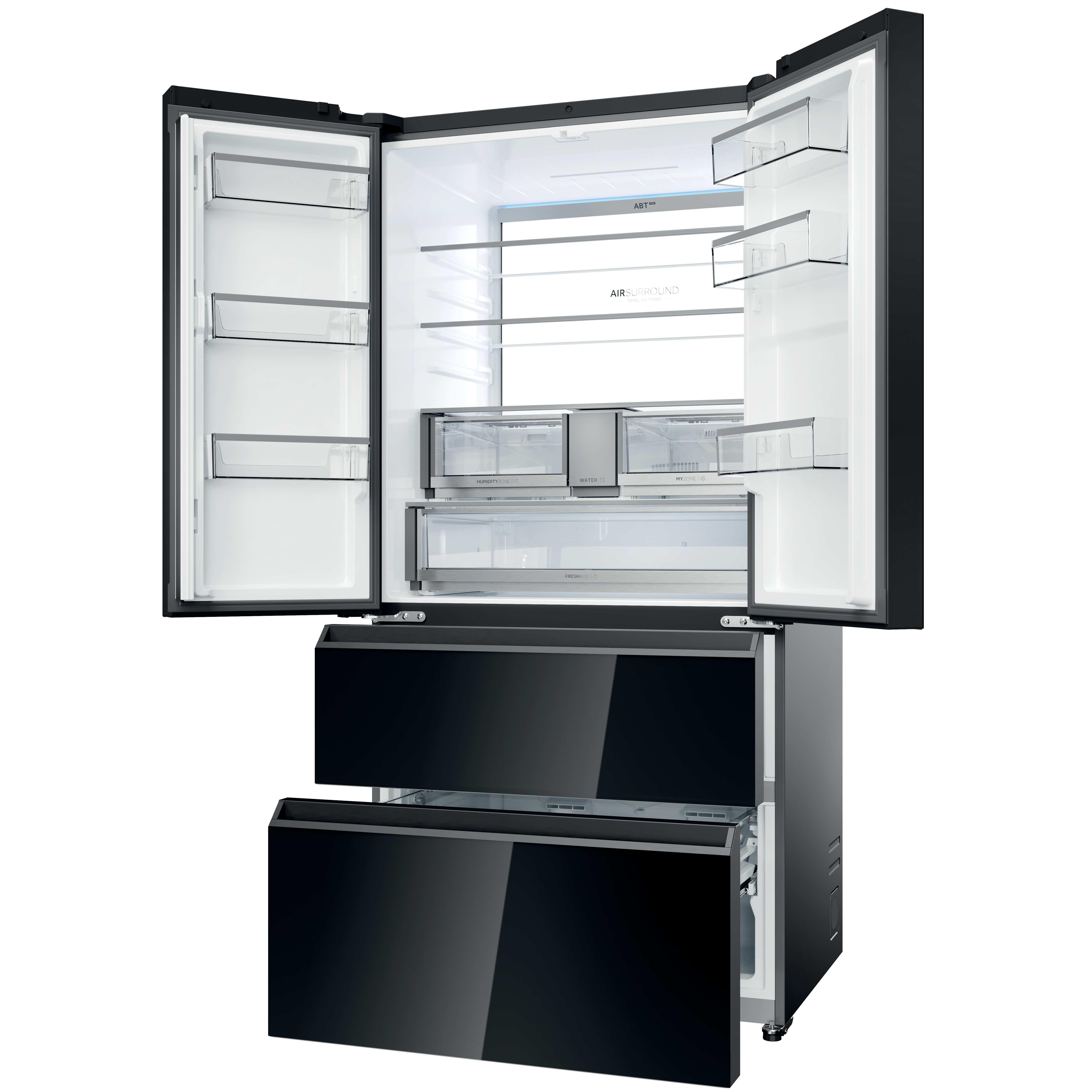 Un refrigerador negro con puertas y cajones abiertos. Se ven estantes y compartimentos dentro.