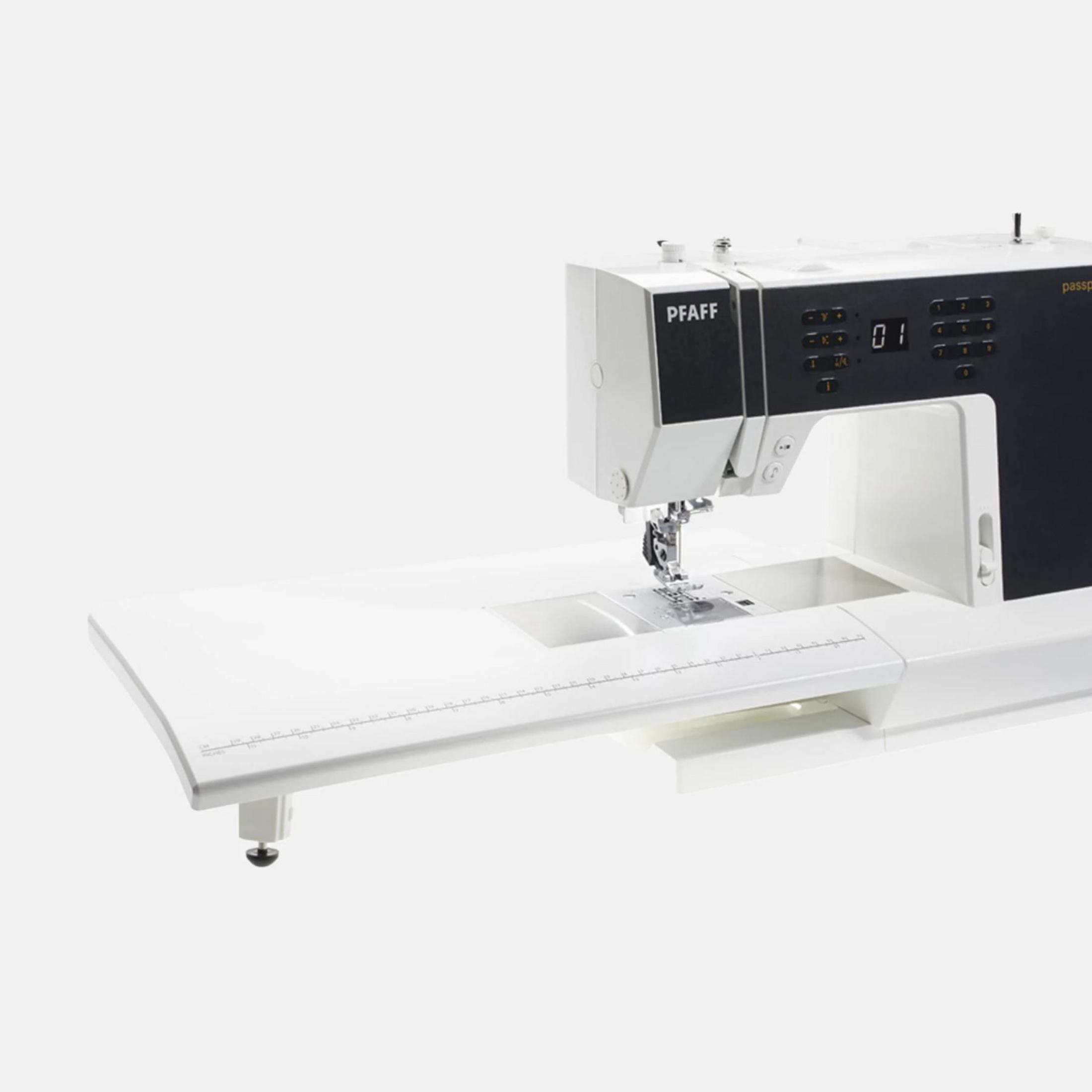 Una macchina da cucire Pfaff bianca con display digitale e tavolo estensibile.