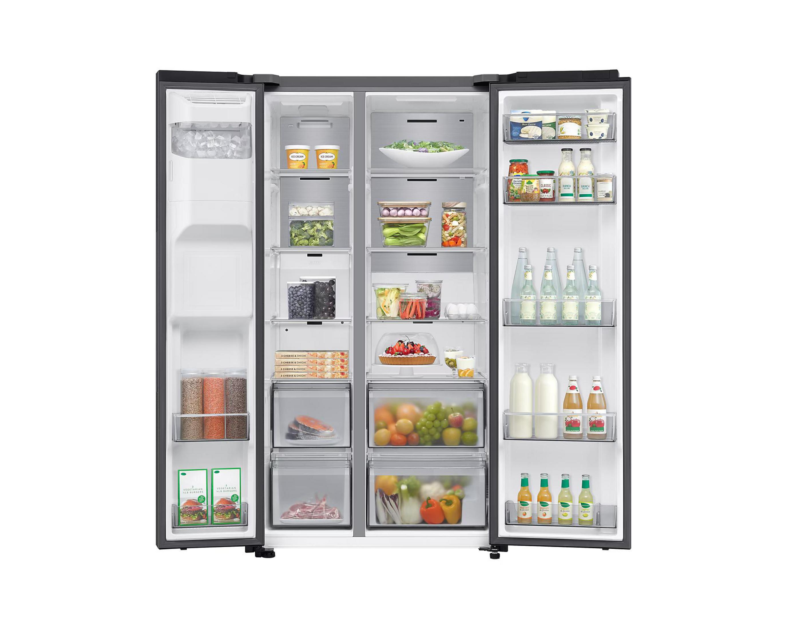 Un frigorifero aperto fornito di alimenti come ghiaccio, verdura, frutta, carne e bevande.