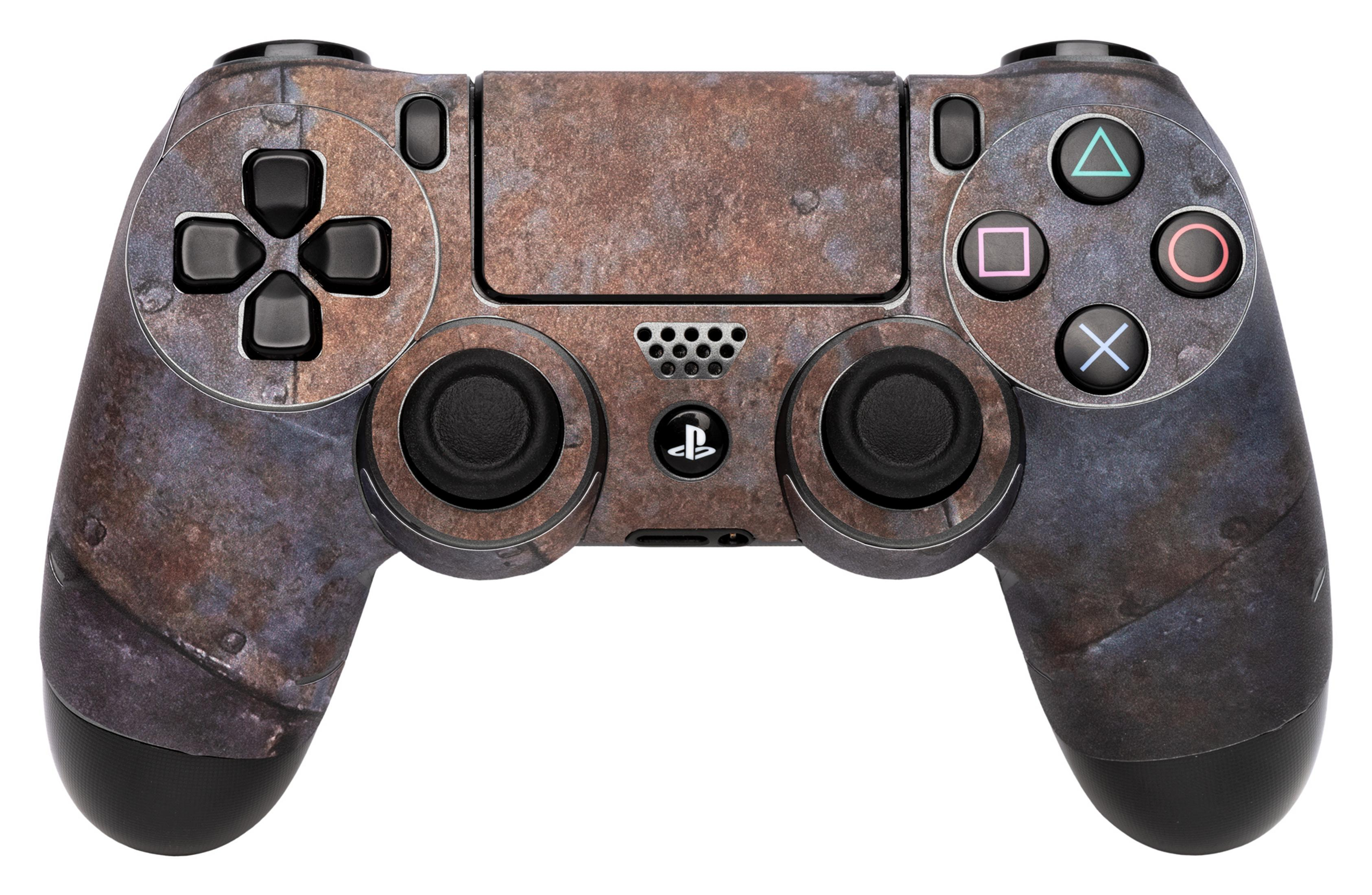 Ein PS4-Controller mit verrostetem Metall-Design, Vorderansicht.