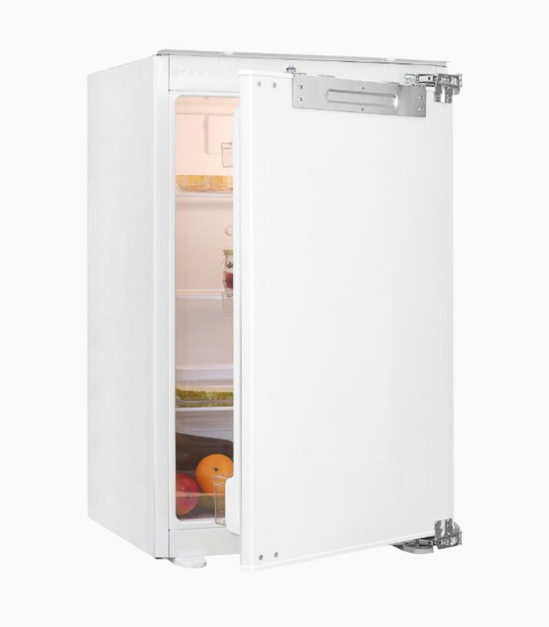 Ein weißer Kühlschrank mit leicht geöffneter Tür, innen sind Lebensmittel.