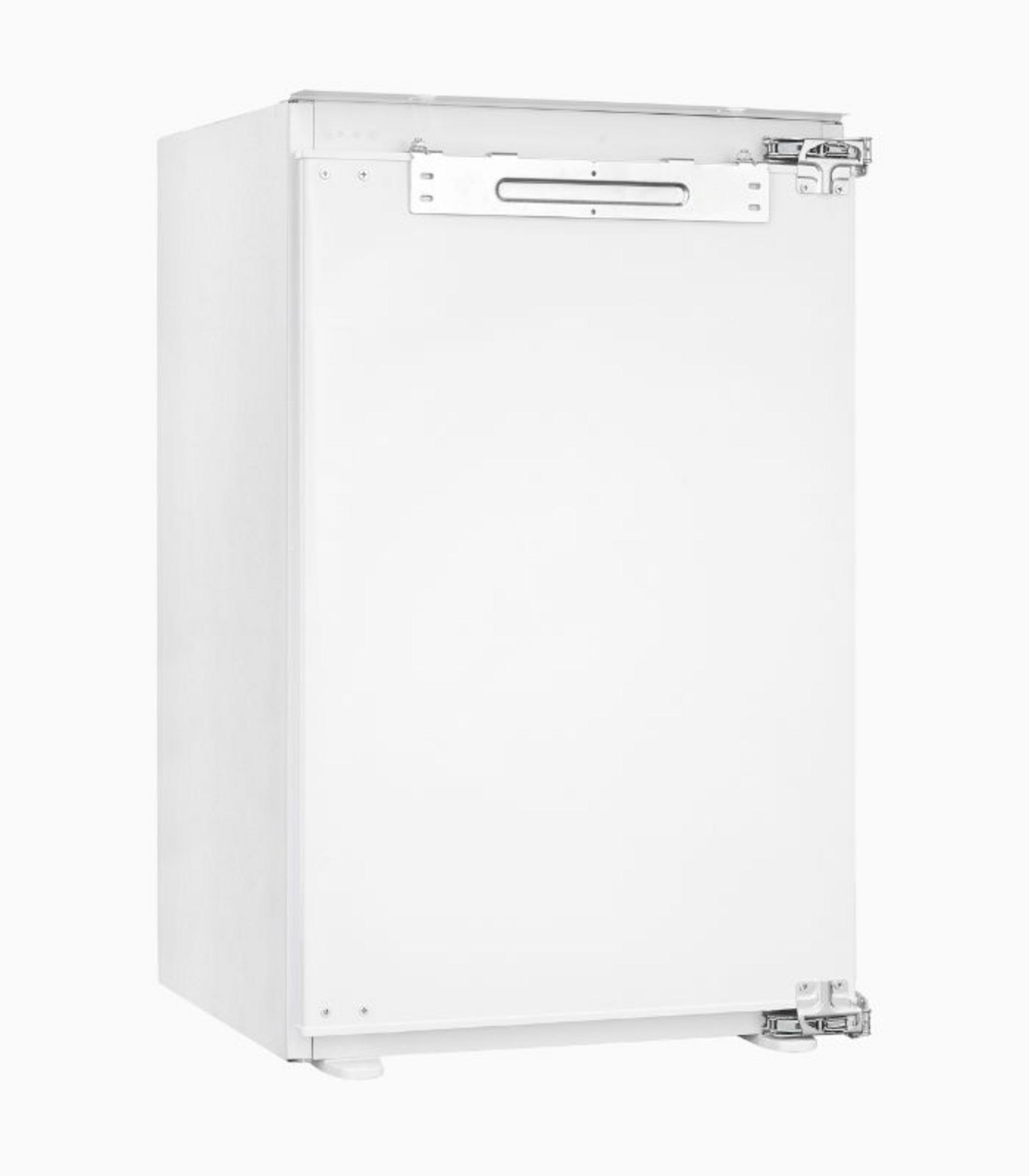 Ein weißer Kühlschrank mit silbernen Scharnieren und Griffen.