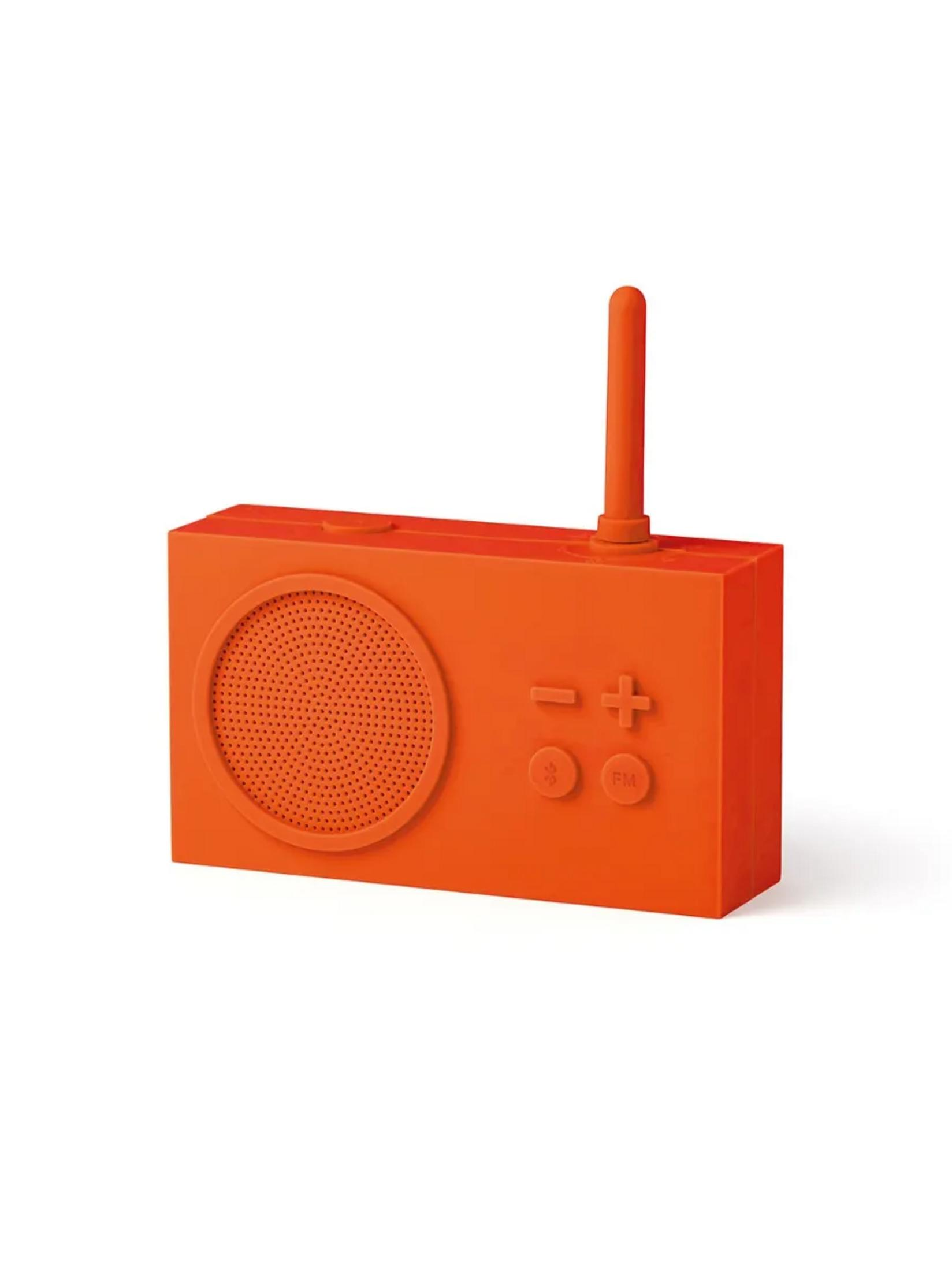 Una radio arancione con antenna e controlli su sfondo bianco.