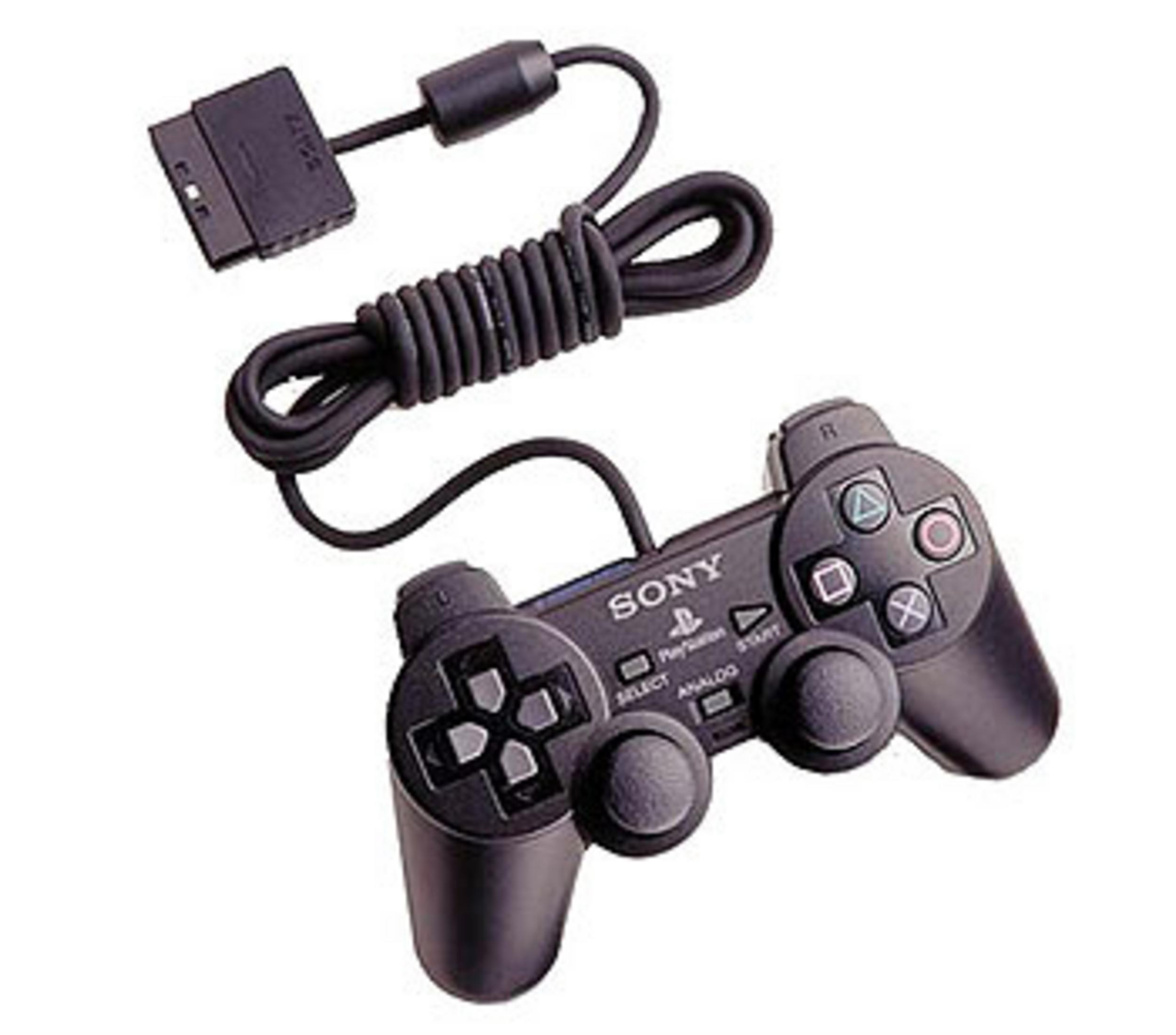 Schwarzer PlayStation-Controller mit Kabel und Adapter auf weißem Hintergrund.
