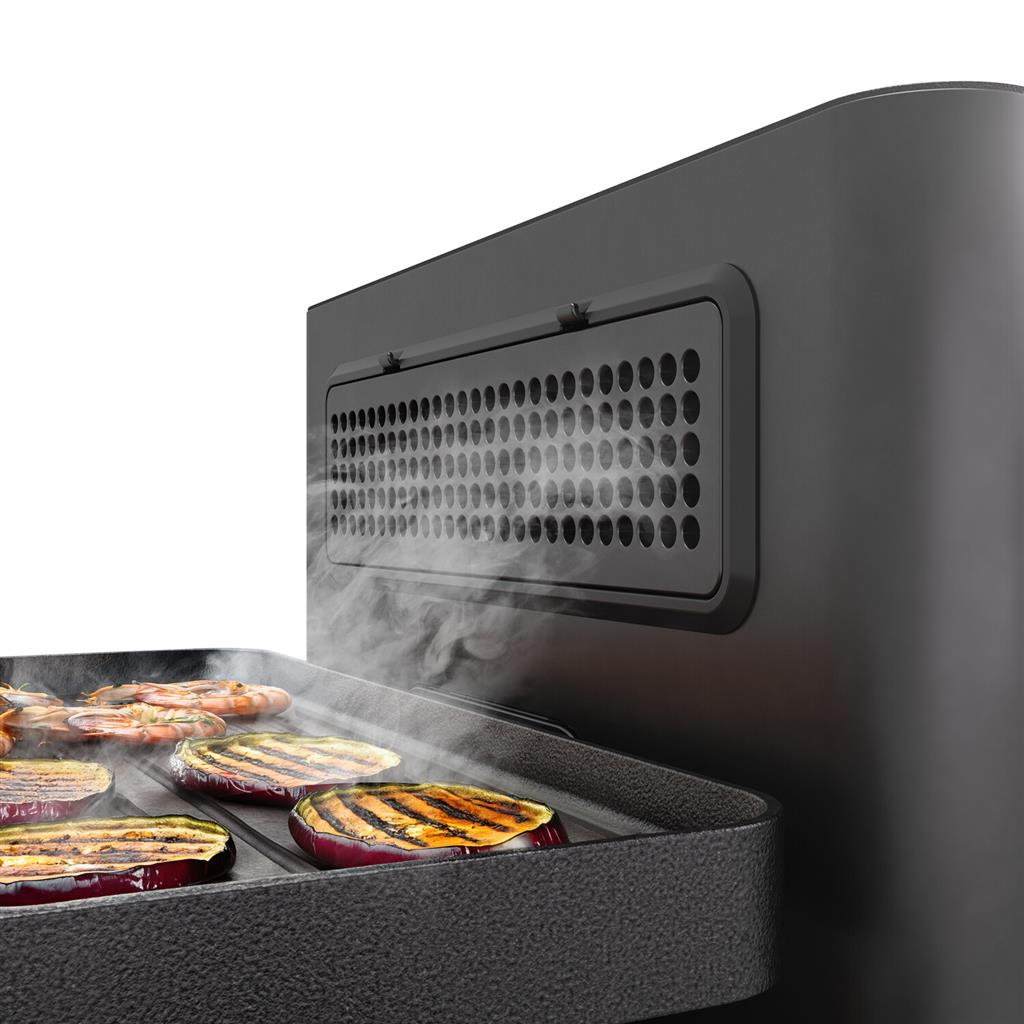 Fleisch und Auberginenscheiben werden auf einem Grill gegrillt, Dampf steigt auf.