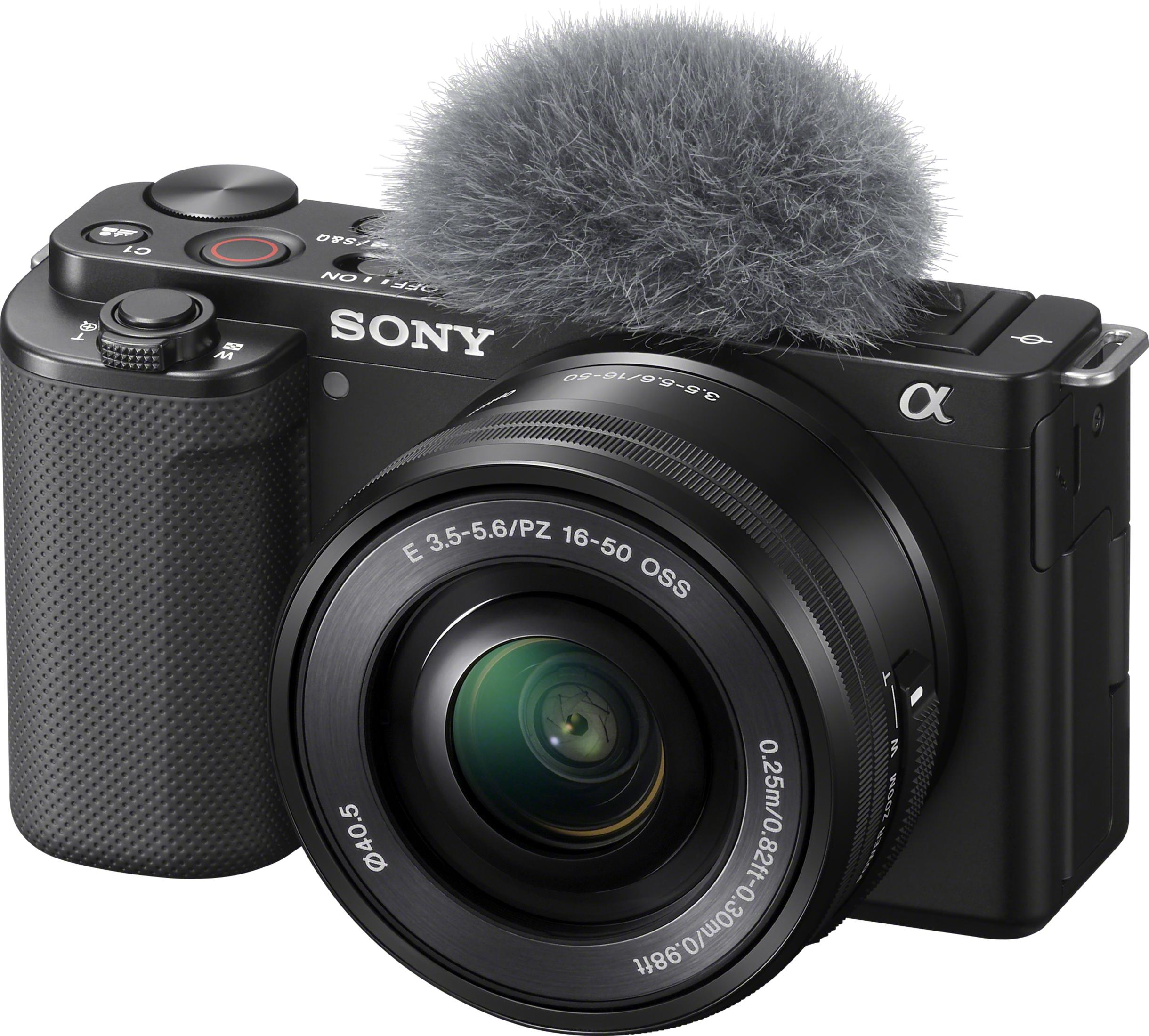 Eine schwarze Sony-Kamera mit einem Objektiv und einem Mikrofon mit Windschutz.