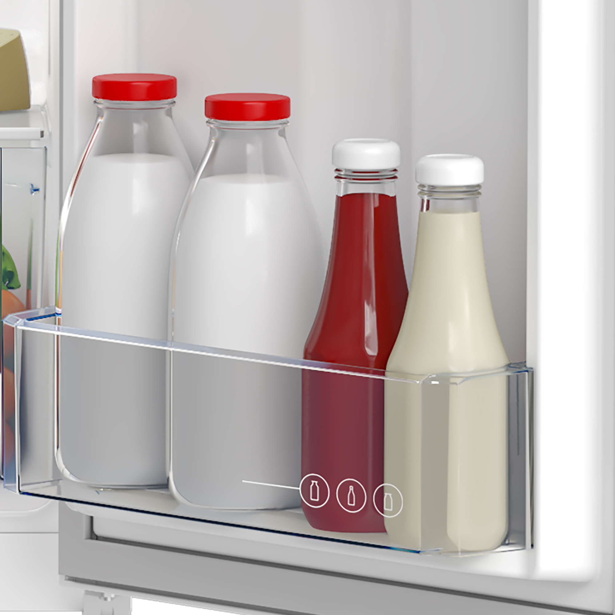 Butelki z białym i czerwonym płynem w schowku lodówki.
