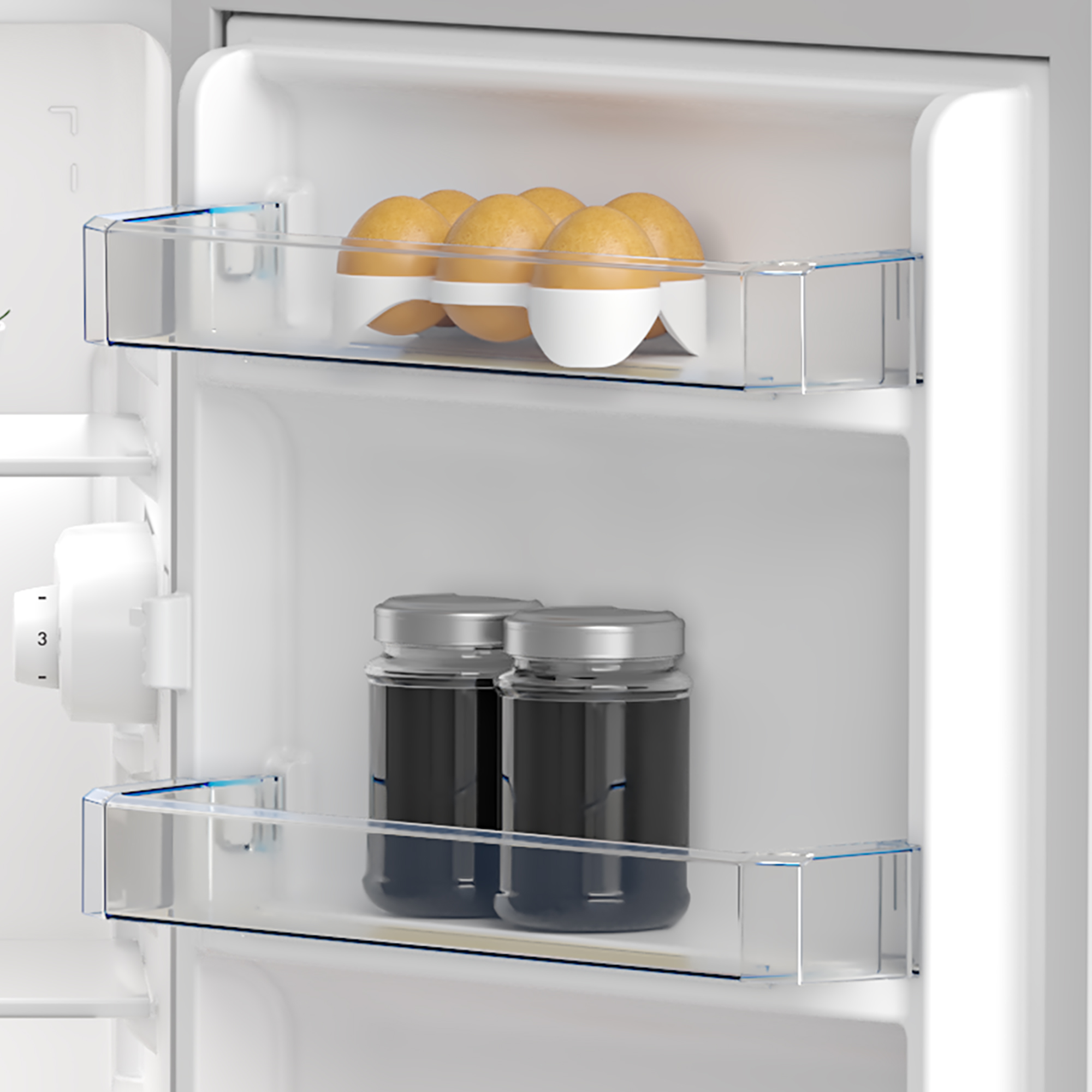 Jajka w lodówce na półce obok dwóch słoików.