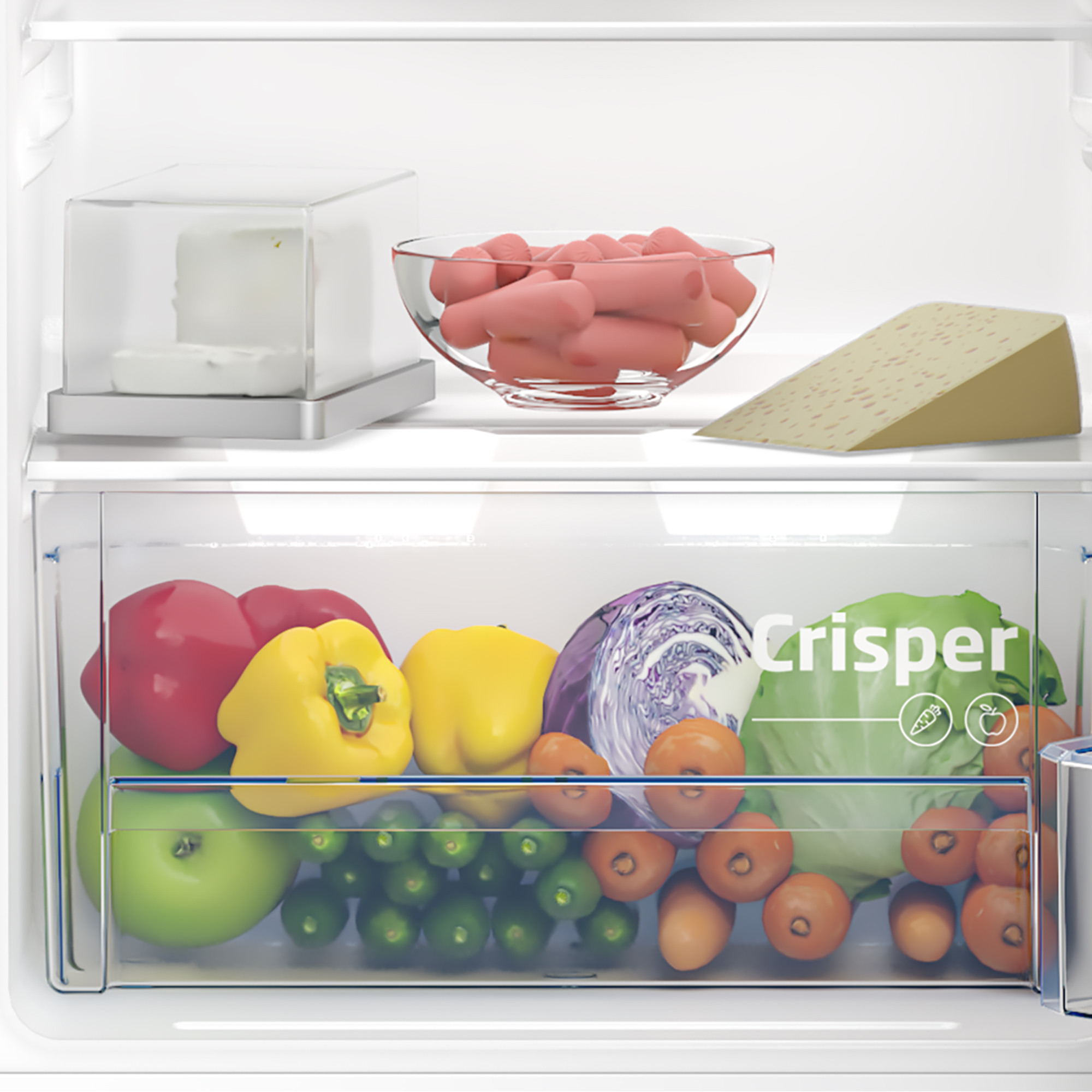 Pełna lodówka z serem, kiełbasami, warzywami i owocami.