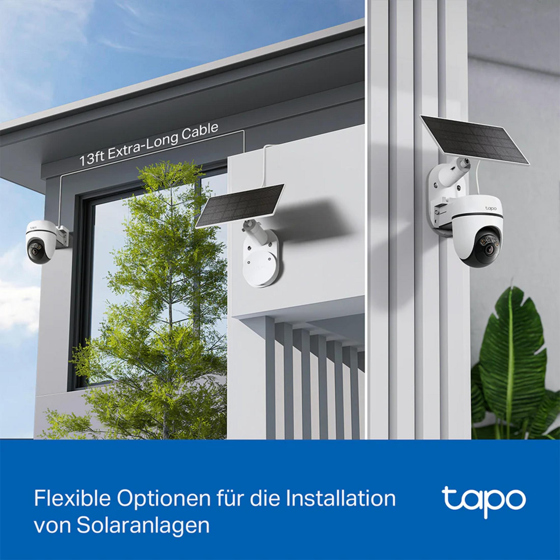 Weiße Überwachungskamera mit Solarpanel an Hauswand montiert.