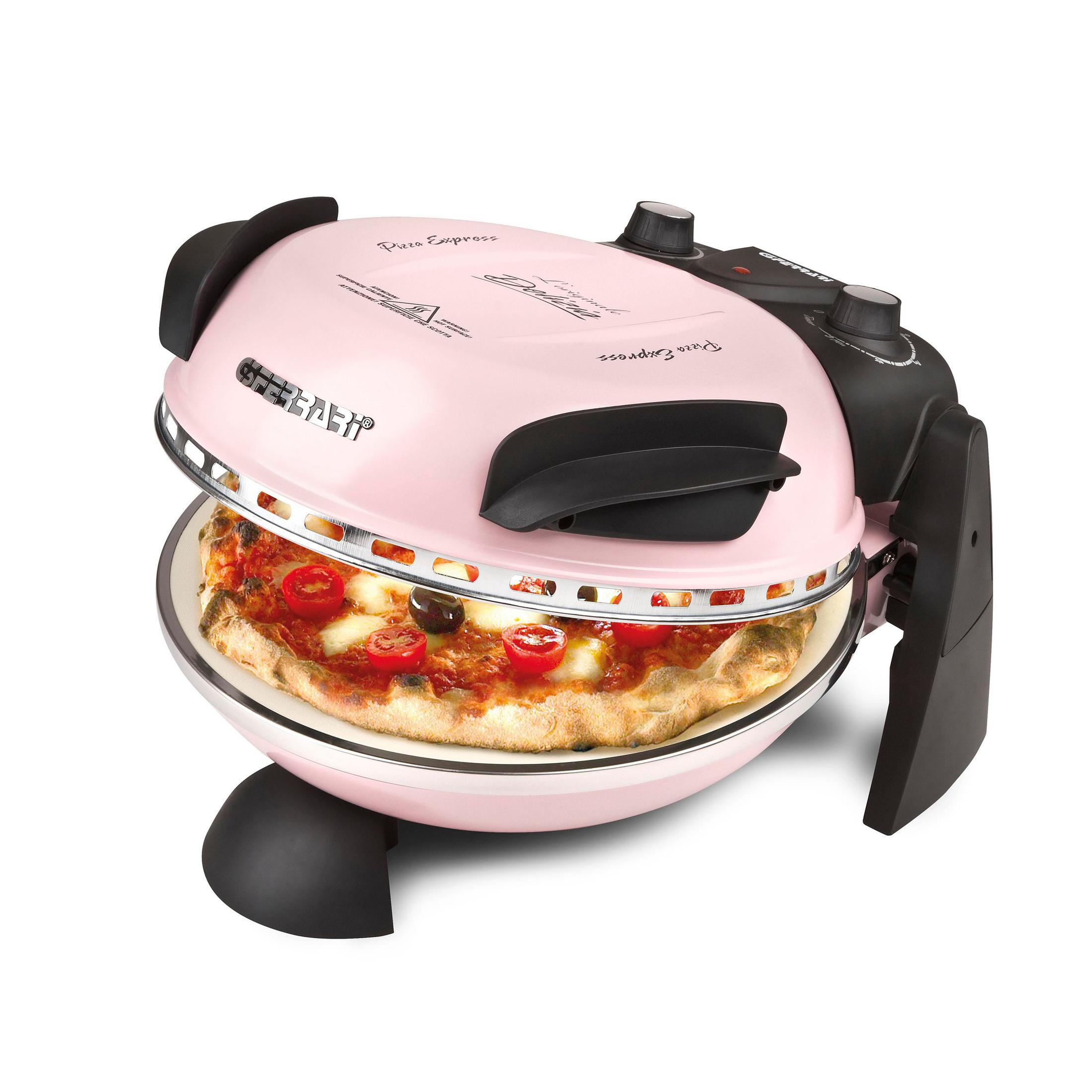 Ein rosafarbener Pizzaofen mit einer Pizza im Inneren. Er hat schwarze Griffe und Bedienelemente.