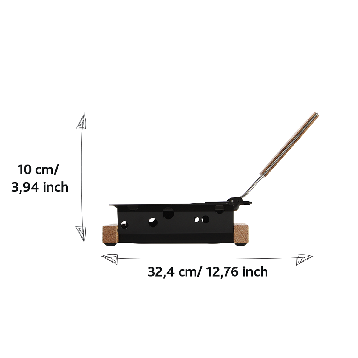 Una griglia per raclette nera con piedi e manico in legno. Dimensioni: 32,4x10 cm.
