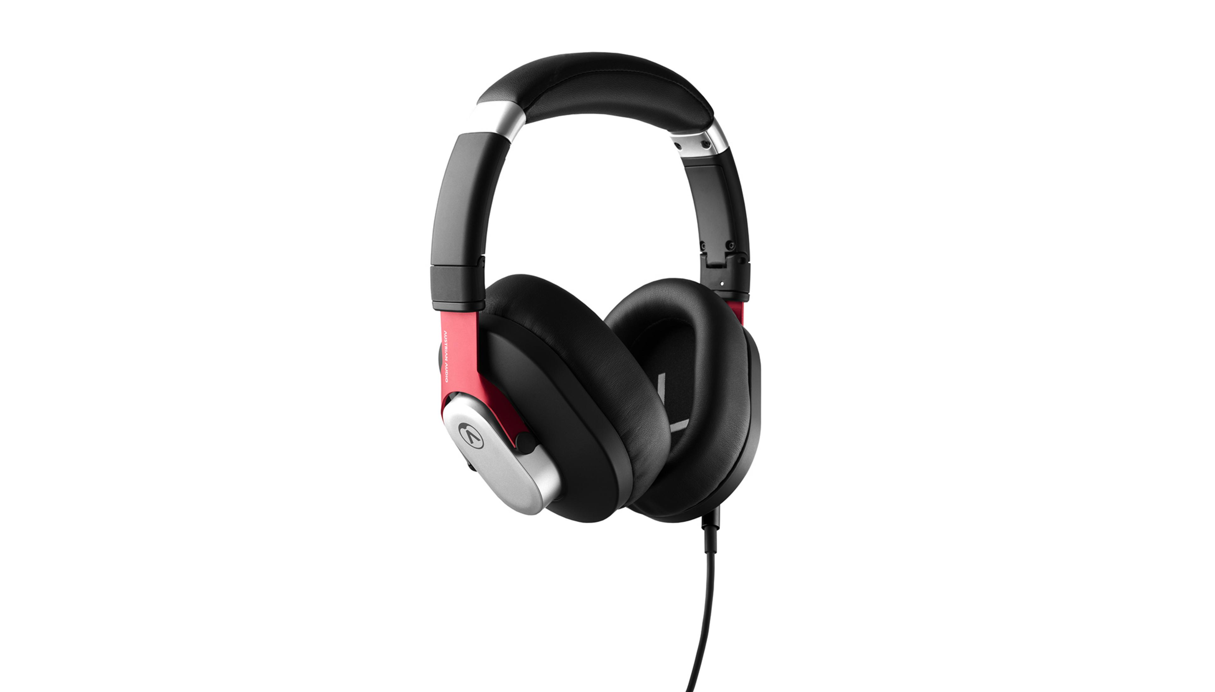 Casque noir avec accents rouges et détails argentés sur fond blanc.