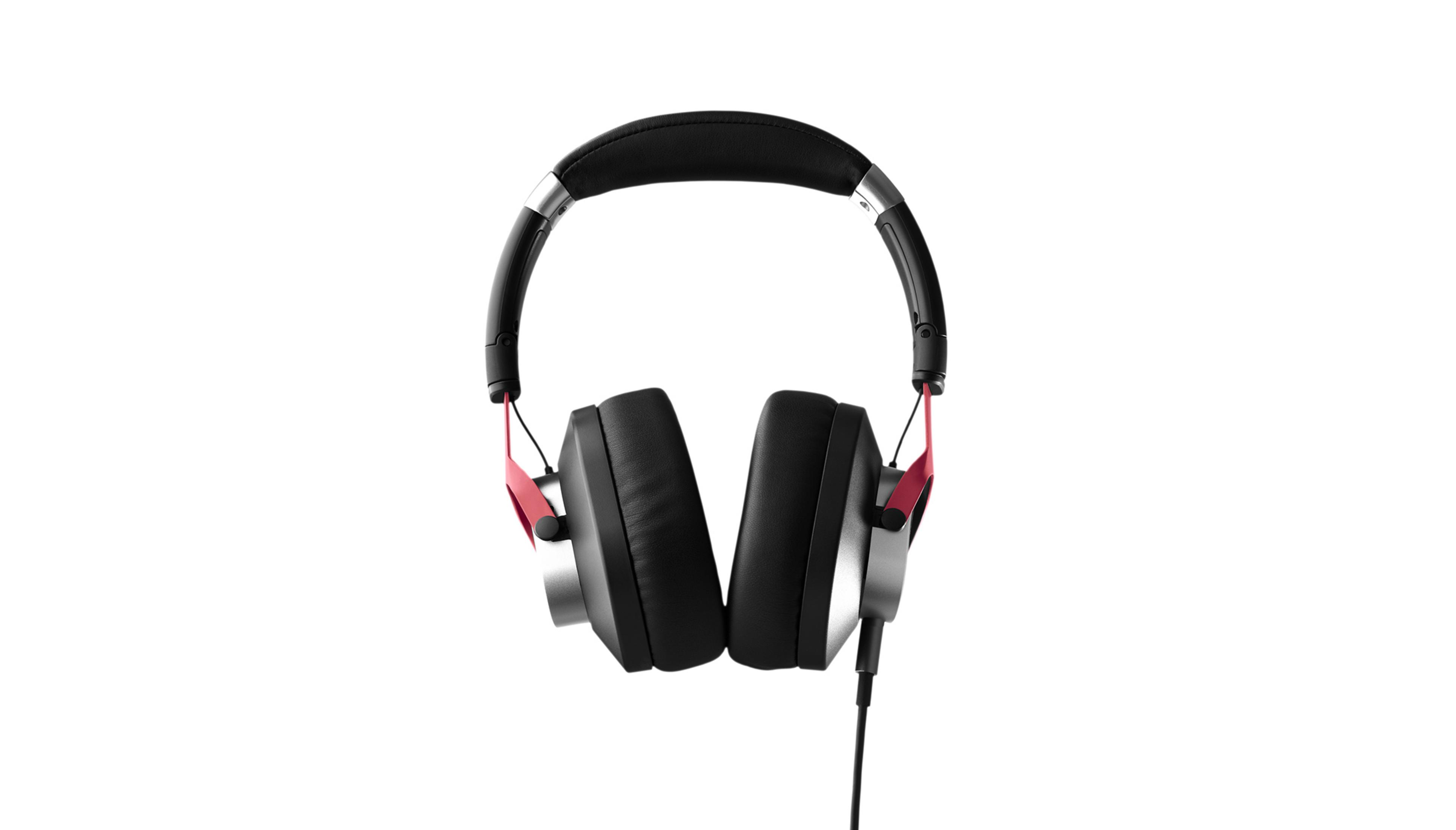 Casque noir avec accents argentés et rouges, sur fond blanc.