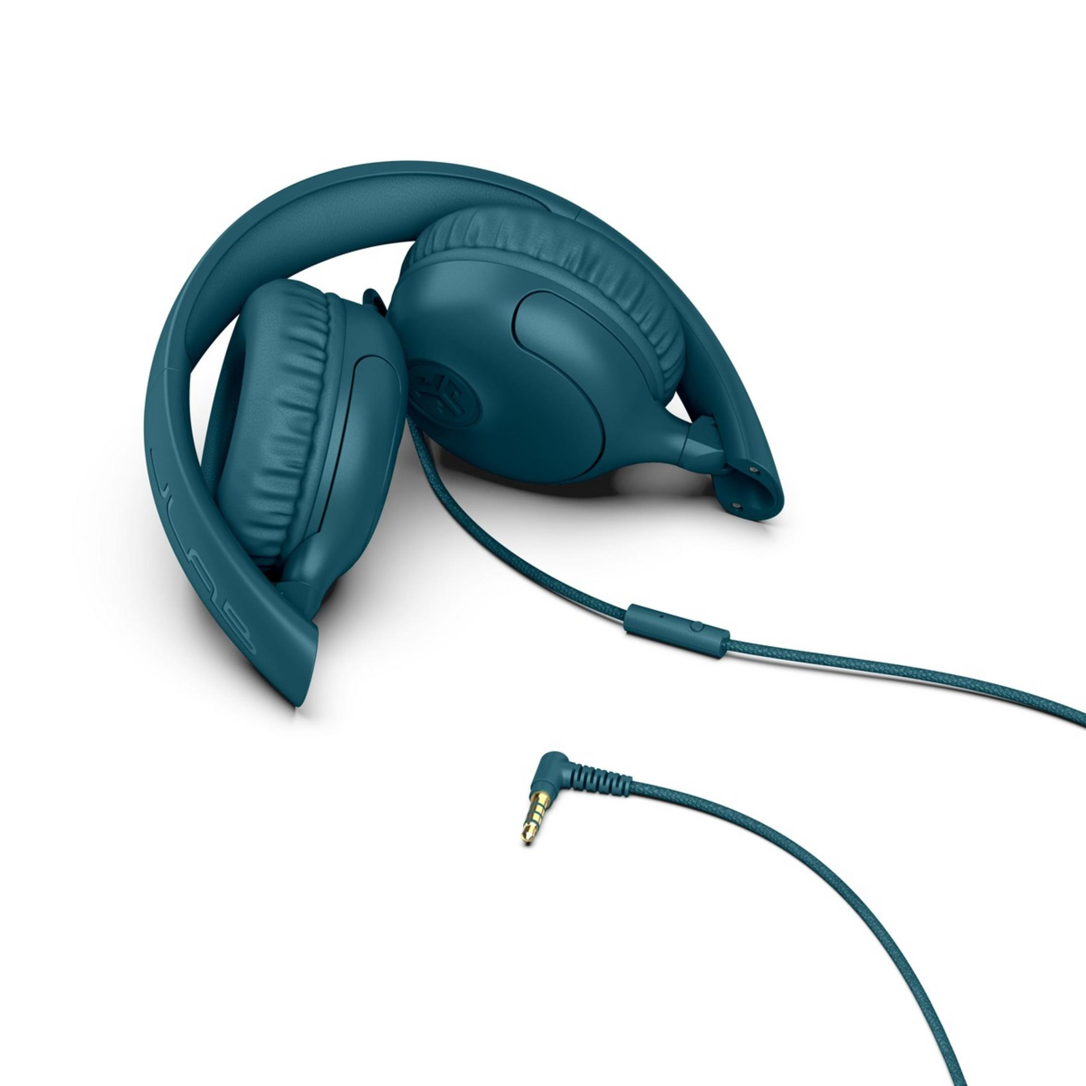 Un casque bleu sarcelle est plié. Le cordon et la prise sont visibles.