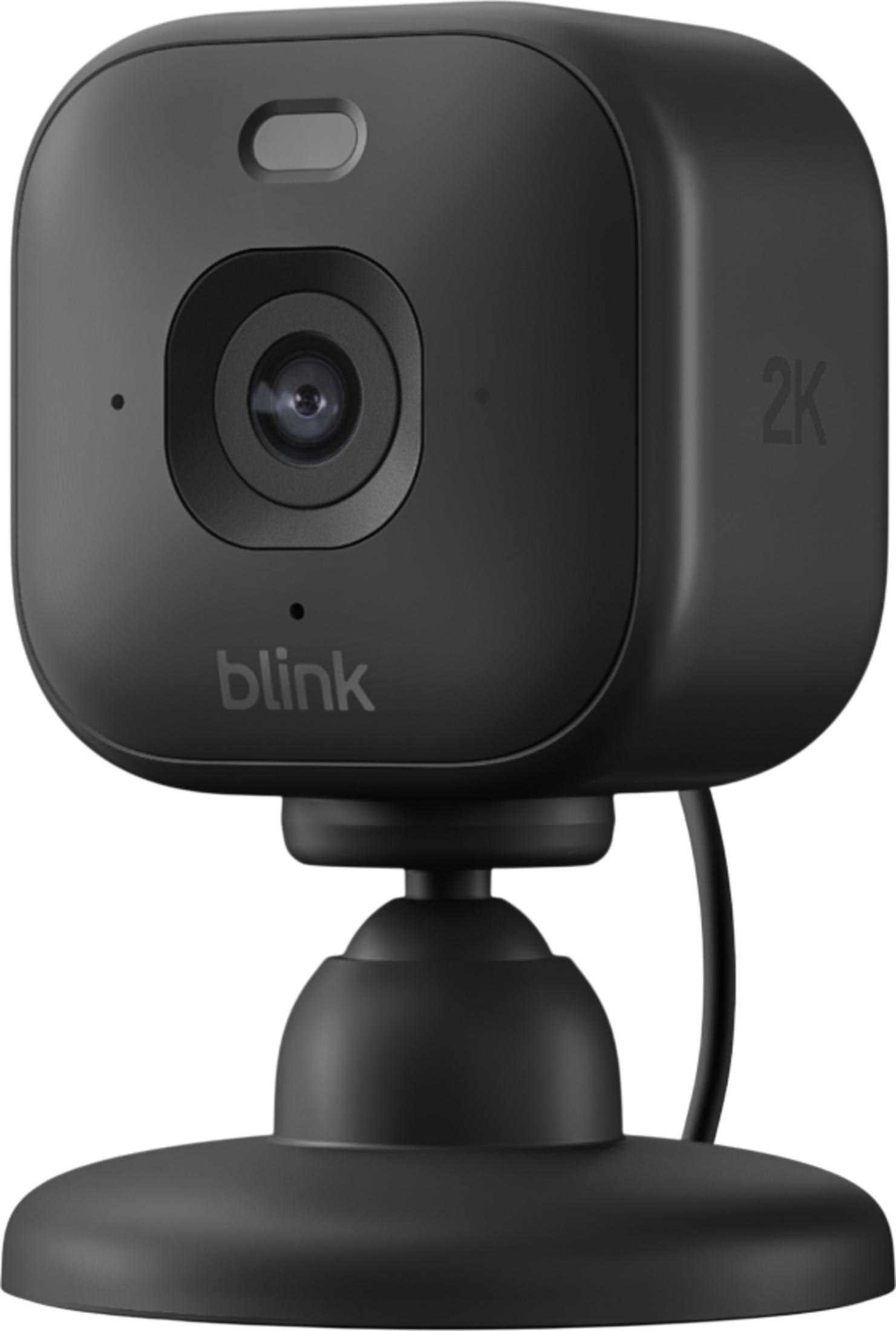 Una telecamera di sicurezza Blink nera con risoluzione 2K su base rotonda.